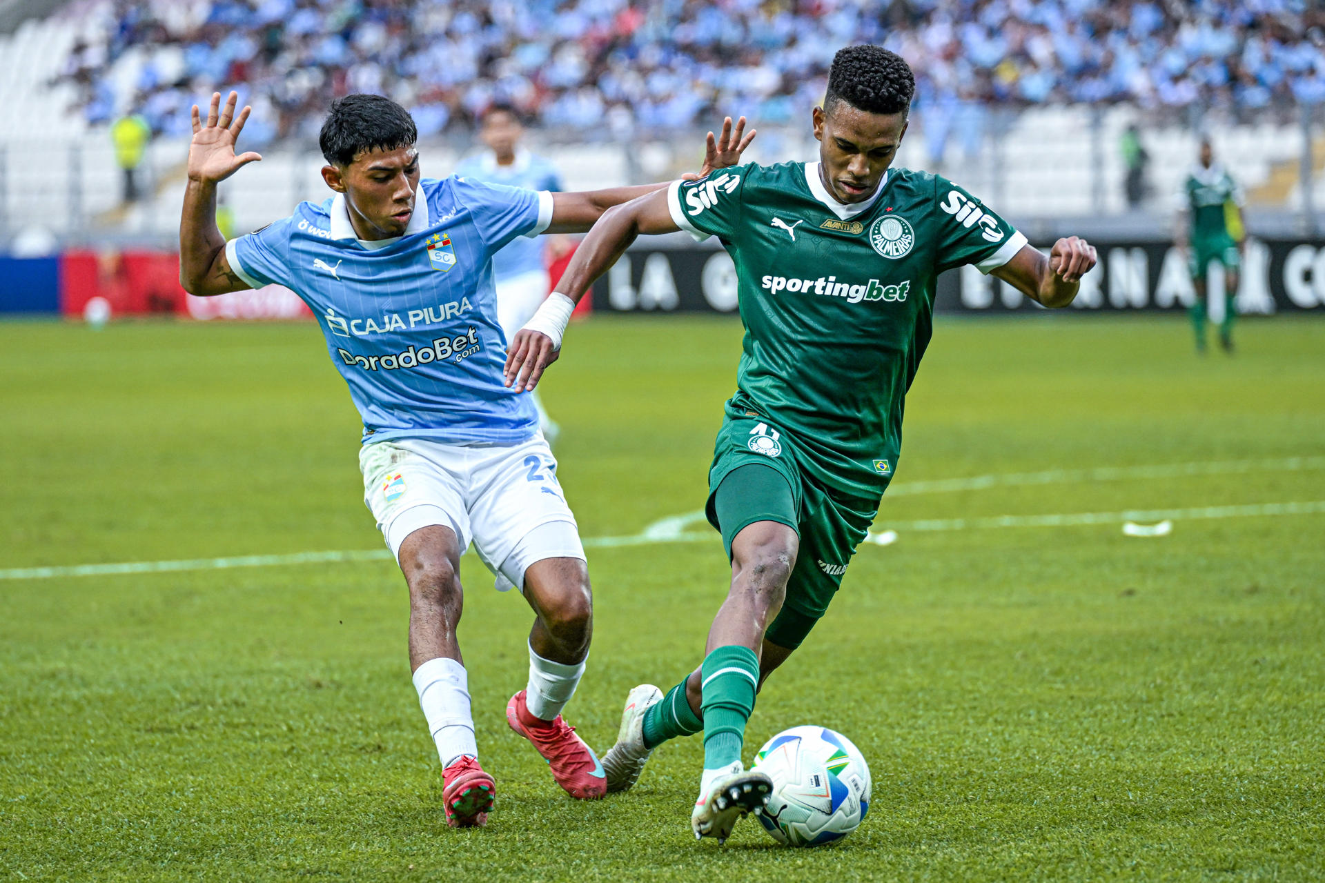 Maxloren Castro (i) de Sporting Cristal disputa el balón con Estevao de Palmeiras en un partido de la fase de grupos de la Copa Libertadores. EFE/ Paloma del Solar