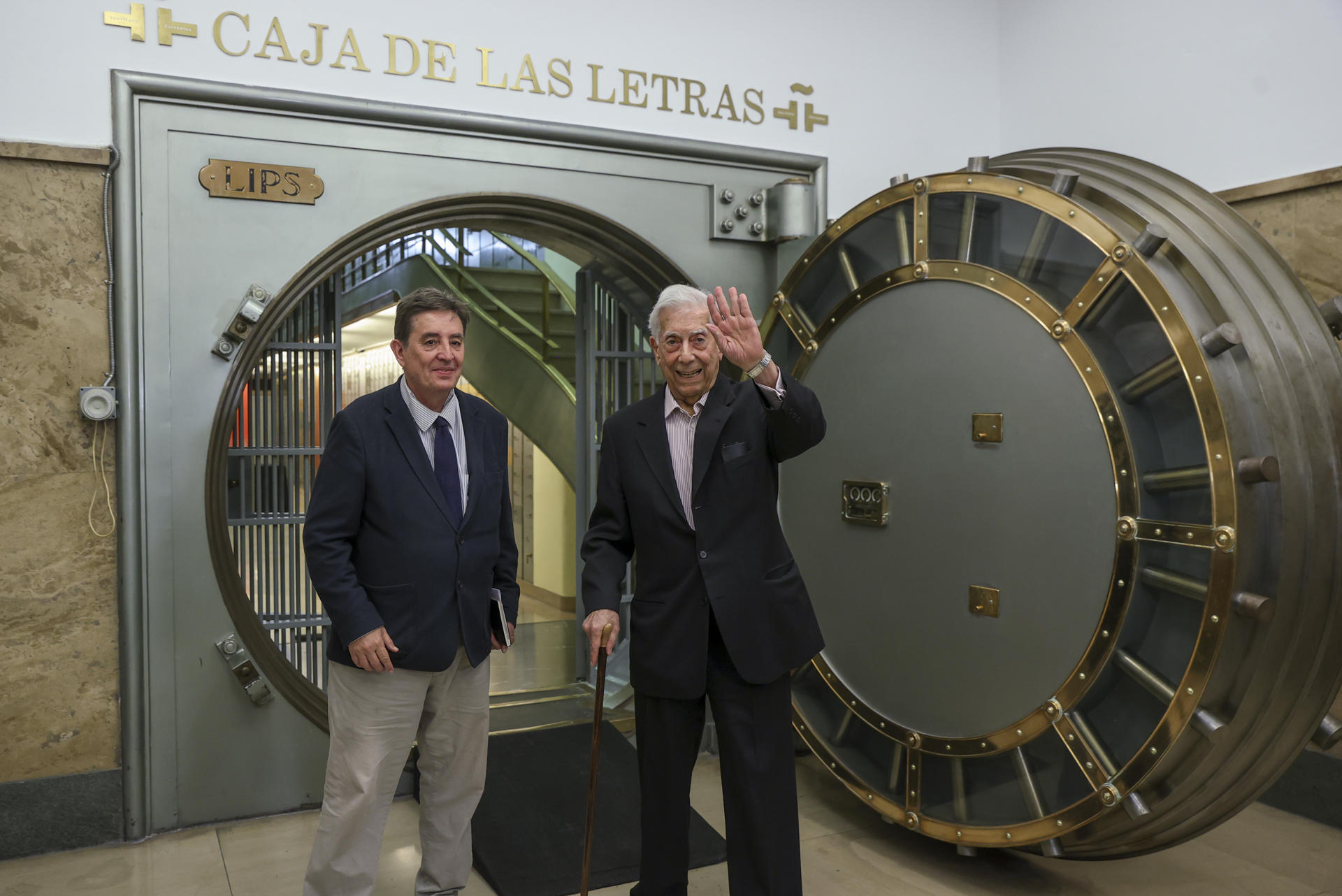 Imagen de archivo (11/04/2023) del Nobel de Literatura Mario Vargas Llosa (d) junto al poeta y director del Instituto Cervantes, Luis garcía Montero (i), en una visita a la Caja de las Letras. EFE/ Kiko Huesca