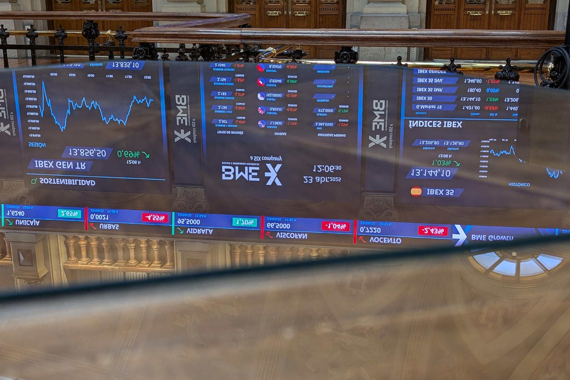 El principal selectivo de la Bolsa española, el IBEX 35, cierra este miércoles con ganancias del 1,52% y supera los 13.200 puntos, hasta situarse en los 13.208 enteros, en niveles previos a la guerra arancelaria. EFE/ Vega Alonso