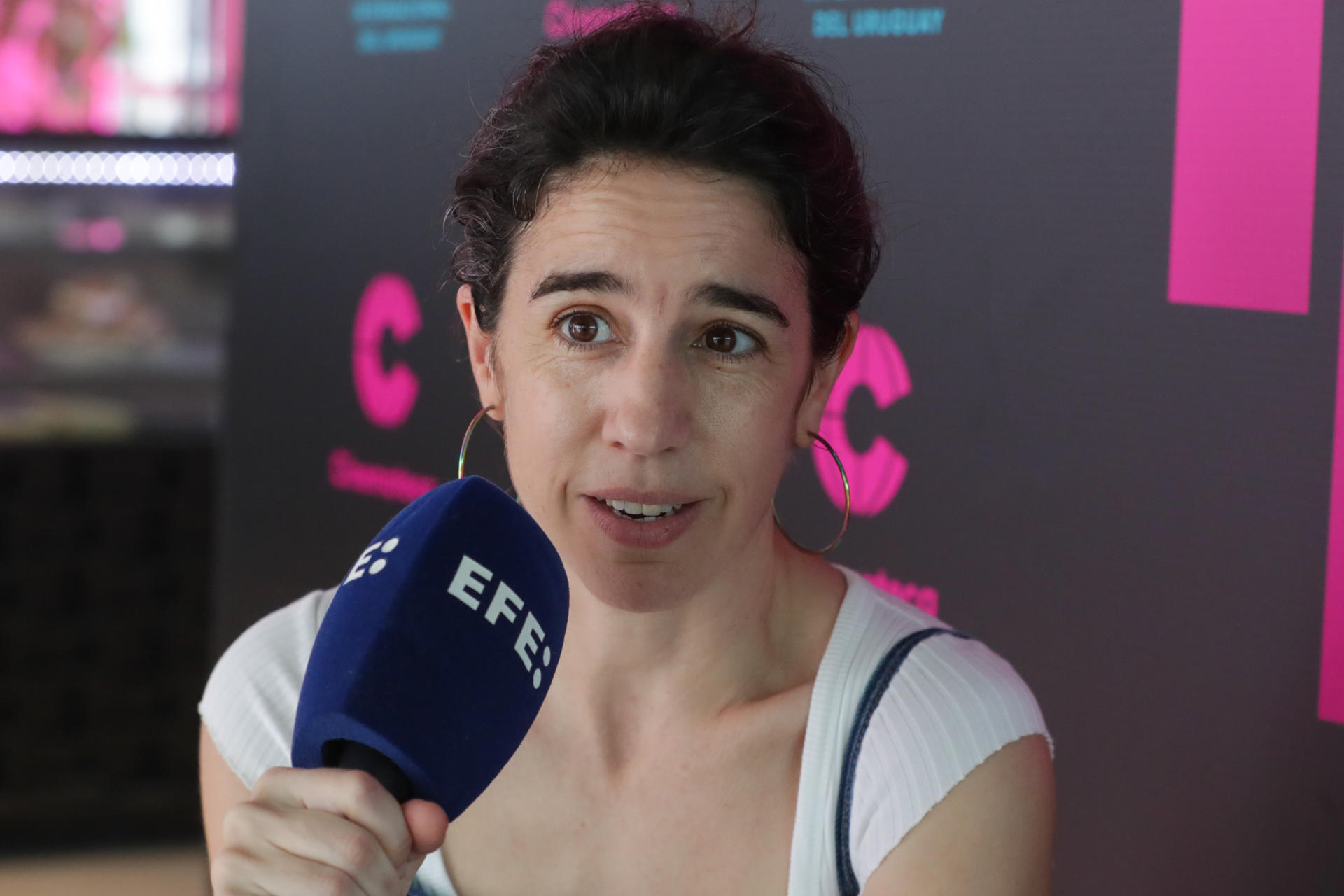 Fotografía del 11 de abril de 2025 de la cineasta española Mar Coll durante una entrevista con EFE en la Cinemateca Uruguaya, en Montevideo (Uruguay). EFE/ Diana Illa