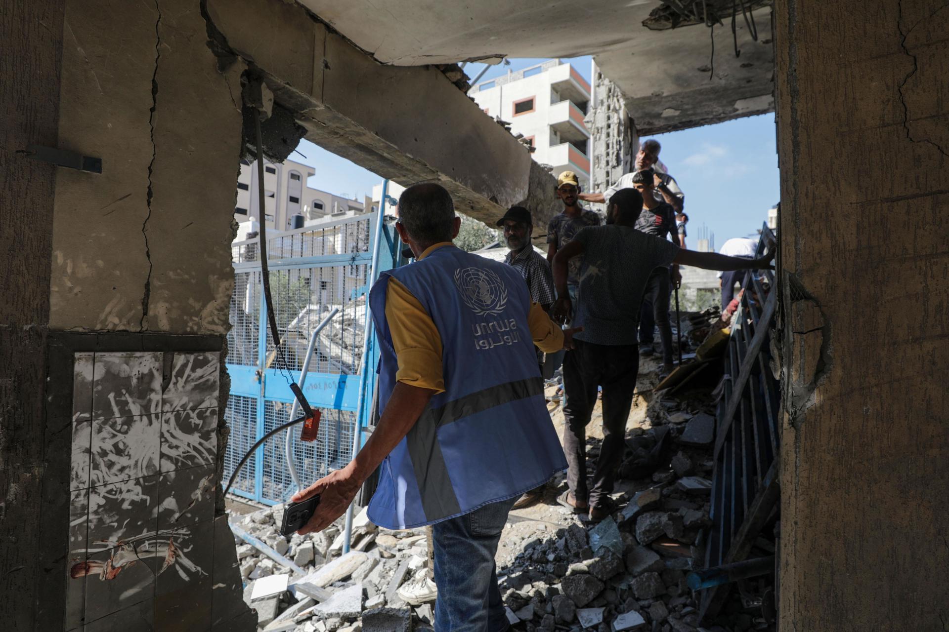 Imagen de archivo de personal de la UNRWA en el campamento de refugiados de Nuseirat, en Gaza, tras un bombardeo israelí. EFE/EPA/MOHAMMED SABER
