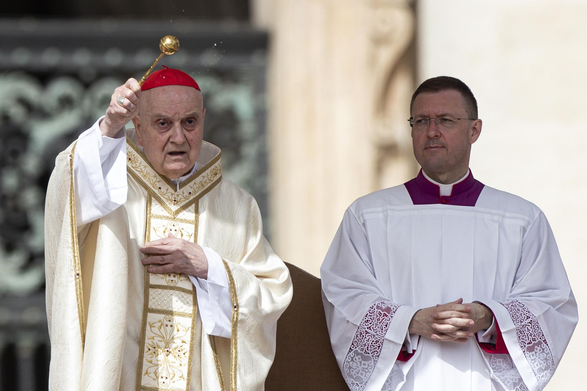 VATICAN CITY (Vatican City State (Holy See)), 20/04/2025.- El cardenal Angelo Comastri oficiando la misa en nombre del papa Francisco, aún convaleciente. EFE/EPA/ANGELO CARCONI