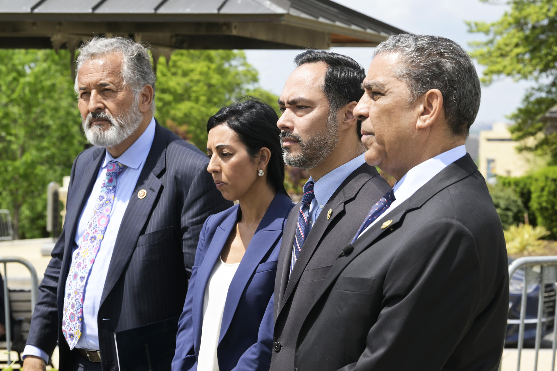 El presidente del Caucus Hispano del Congreso (CHC) y representante por Nueva York, Adriano Espaillat (d), junto al representante por California del Caucus Hispano del Congreso, Juan Vargas (i); el representante del Caucus Hispano del Congreso por Texas, Joaquín Castro (2-d) y la directora legal de la Unión Estadounidense por las Libertades Civiles (ACLU), Nora Ahmed, asisten a una rueda de prensa este 30 de abril de 2025, frente al Congreso en Washington (Estados Unidos). EFE/ Lenin Nolly