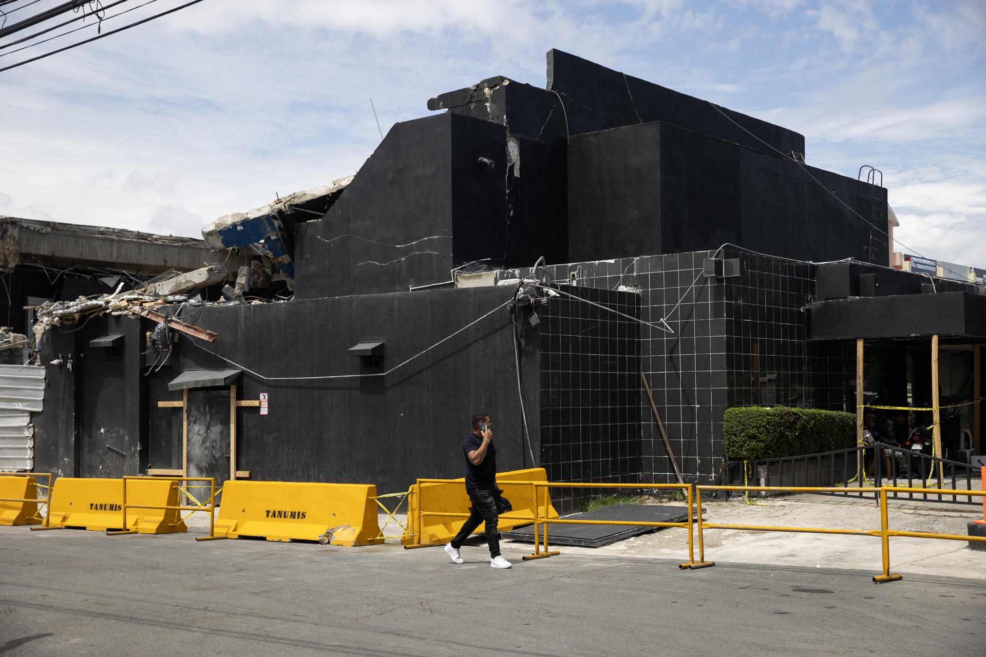 Una persona camina frente a uno de los accesos a la discoteca Jet Set este viernes, en Santo Domingo (República Dominicana). EFE/ Orlando Barría