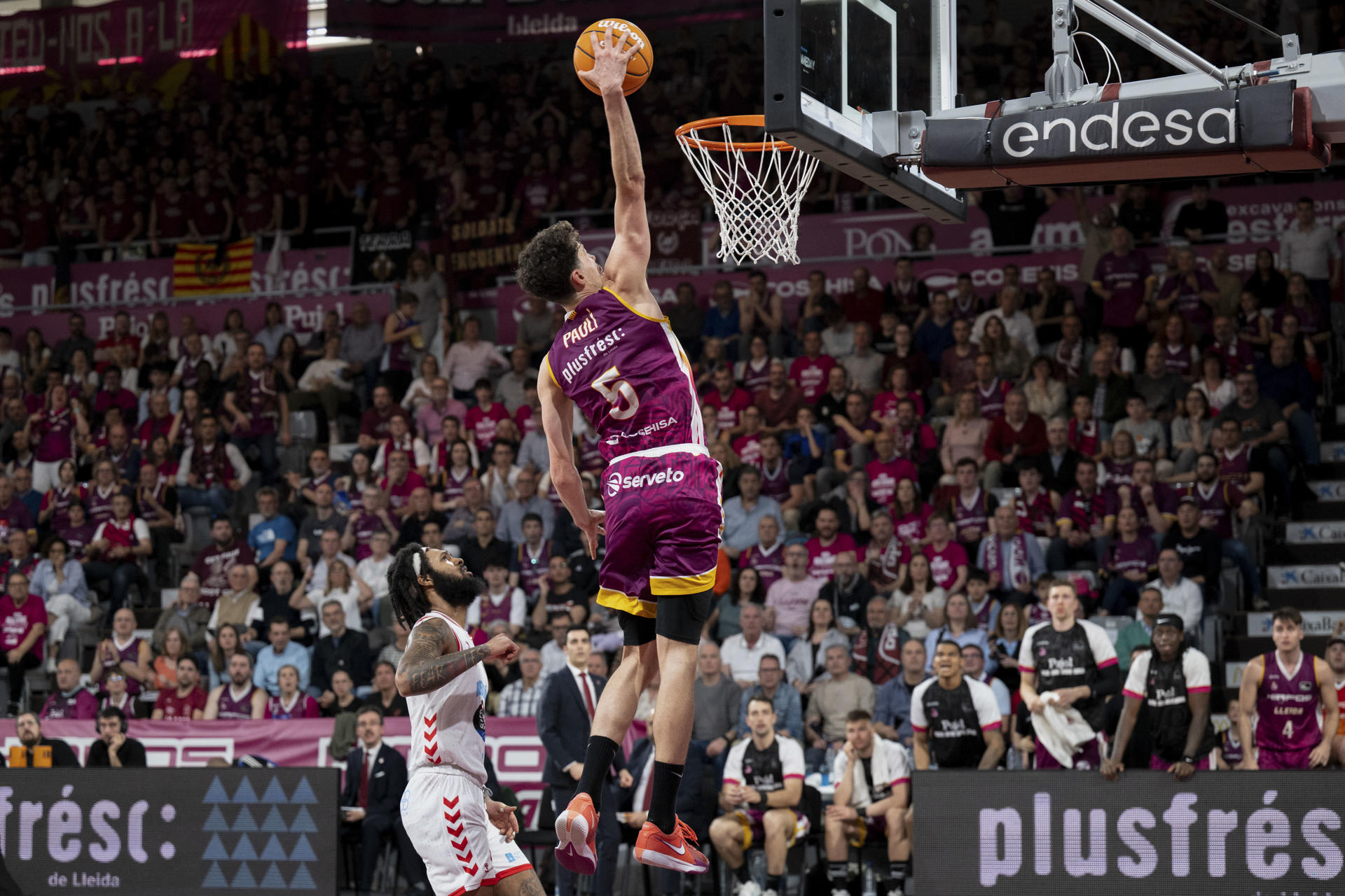 El alero del Hiopos Lleida Oriol Paulí (d) efectúa un mate durante el partido de Liga Endesa de baloncesto entre el Hiopos Lleida y el Río Breogán, este sábado . EFE/ Alex López