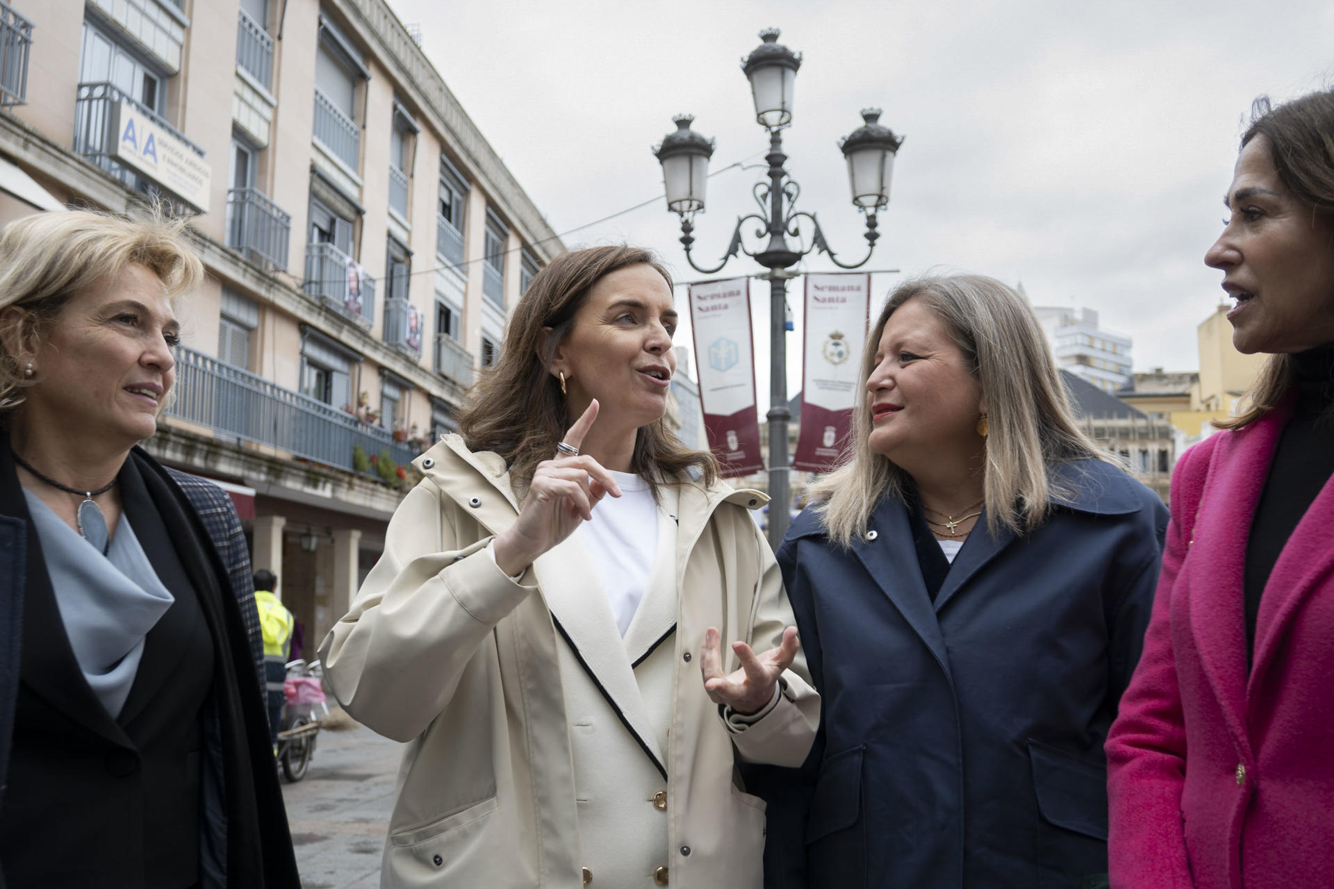 La vicesecretaria de Organización Territorial del PP, Carmen Fúnez (2i), ha criticado que el Gobierno, se reincorpore a "medio gas" a la actividad política tras las vacaciones de Semana Santa, y que en el próximo pleno del Senado el martes, vayan a estar ausentes una decena de ministros en la sesión de control del Gobierno. Fúnez, en declaraciones a los medios de comunicación, antes de la procesión de Jesús Resucitado hoy domingo en Ciudad Real, ha afirmado que esta ausencia de diez ministros en el Senado responde a la indicación que dio Pedro Sánchez de "gobernar de espalda al Congreso y al Senado, de espaldas al Parlamento, para no tener que dar explicaciones". EFE/Jesús Monroy