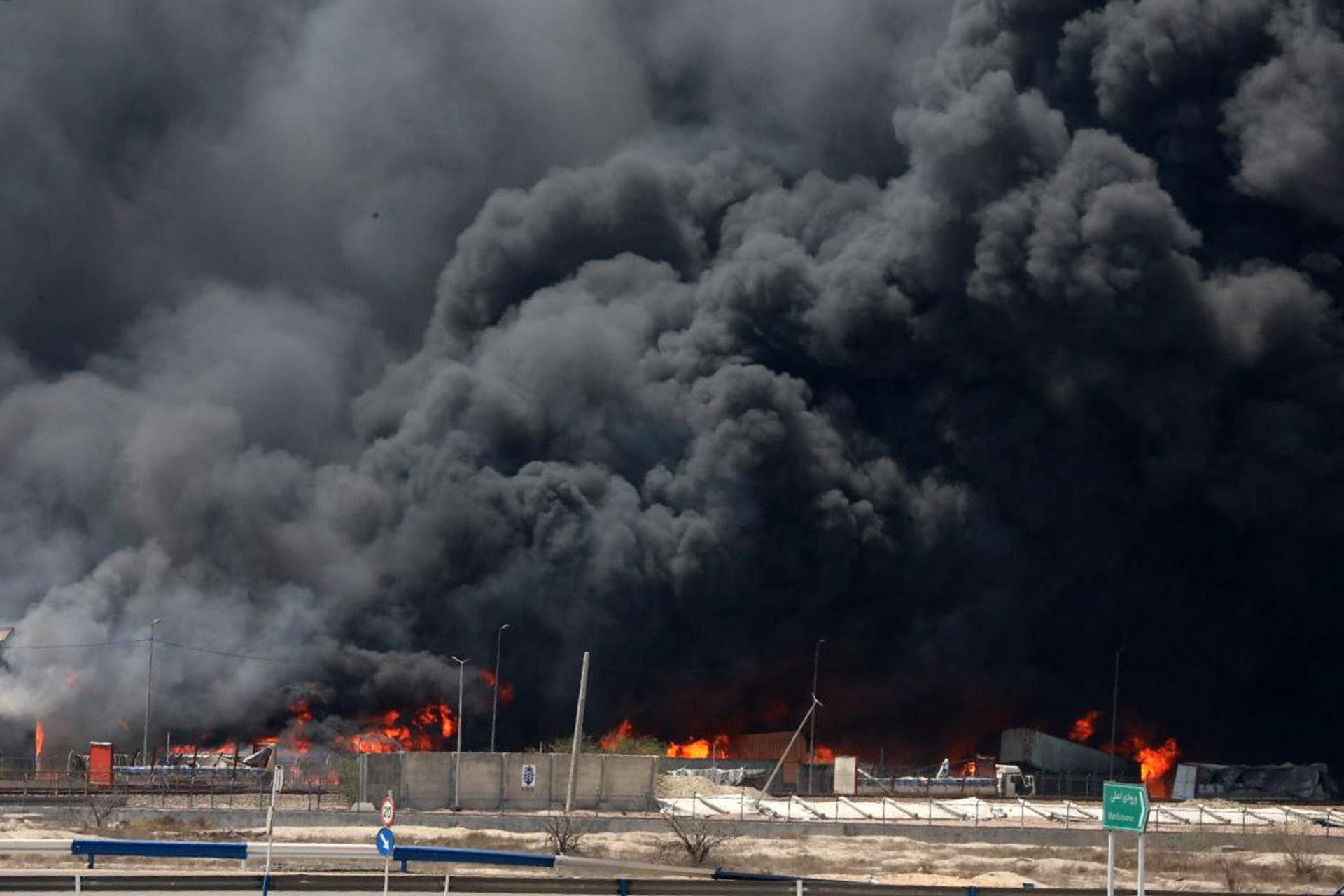 Una foto proporcionada por la Media Luna Roja de Irán muestra humo elevándose en el puerto de Shahid Rajai, en la ciudad de Bandar Abás, en el sur de Irán, el 27 de abril de 2025 (publicada el 28 de abril de 2025). EFE/EPA/IRÁN SOCIEDAD DE LA MEDIA LUNA ROJA / MANUAL USO EDITORIAL SOLAMENTE / NO VENTAS