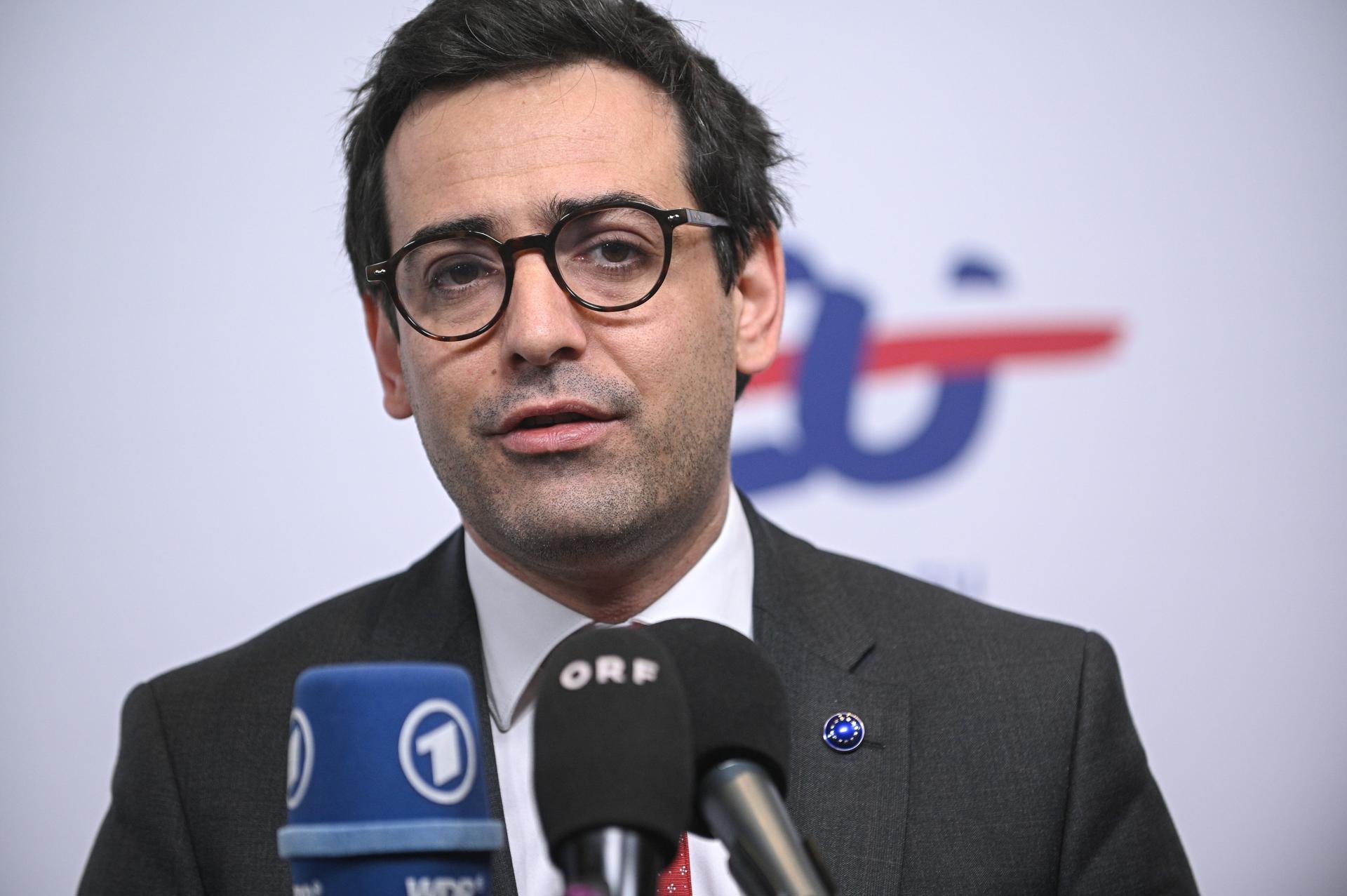 El vicepresidente de Industria de la Comisión Europea, Stephane Séjourné, habla a su llegada a la reunión informal de ministros de Economía y Finanzas de la Unión Europea en Varsovia, el 12 de abril de 2025. EFE/EPA/MARCIN OBARA POLAND OUT