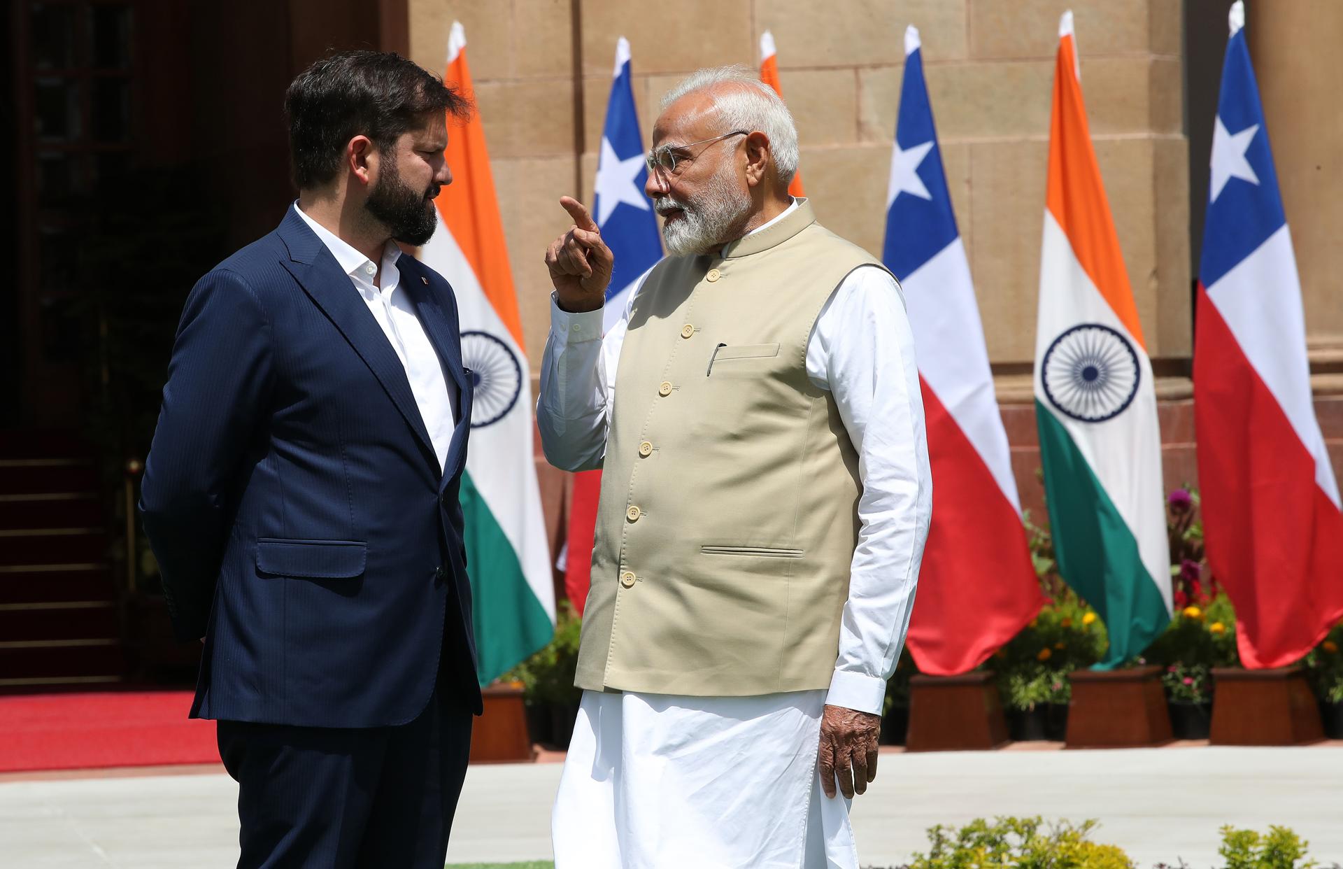 El primer ministro de India, Narendra Modi (d), habla con el presidente de Chile, Gabriel Boric, antes de su reunión en la Casa Hyderabad en Nueva Delhi, India, el 1 de abril de 2025. EFE/EPA/HARISH TYAGI