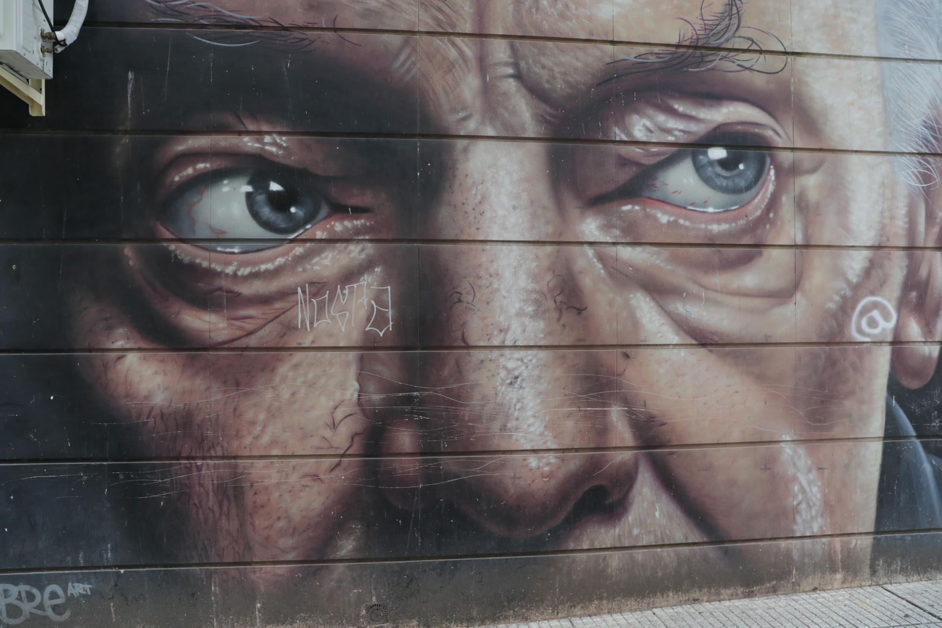 Fotografía del 9 de abril de 2025 de un mural en homenaje al escritor Eduardo Galeano, en la Peatonal Sarandí de Montevideo (Uruguay). EFE/ Alejandro Prieto