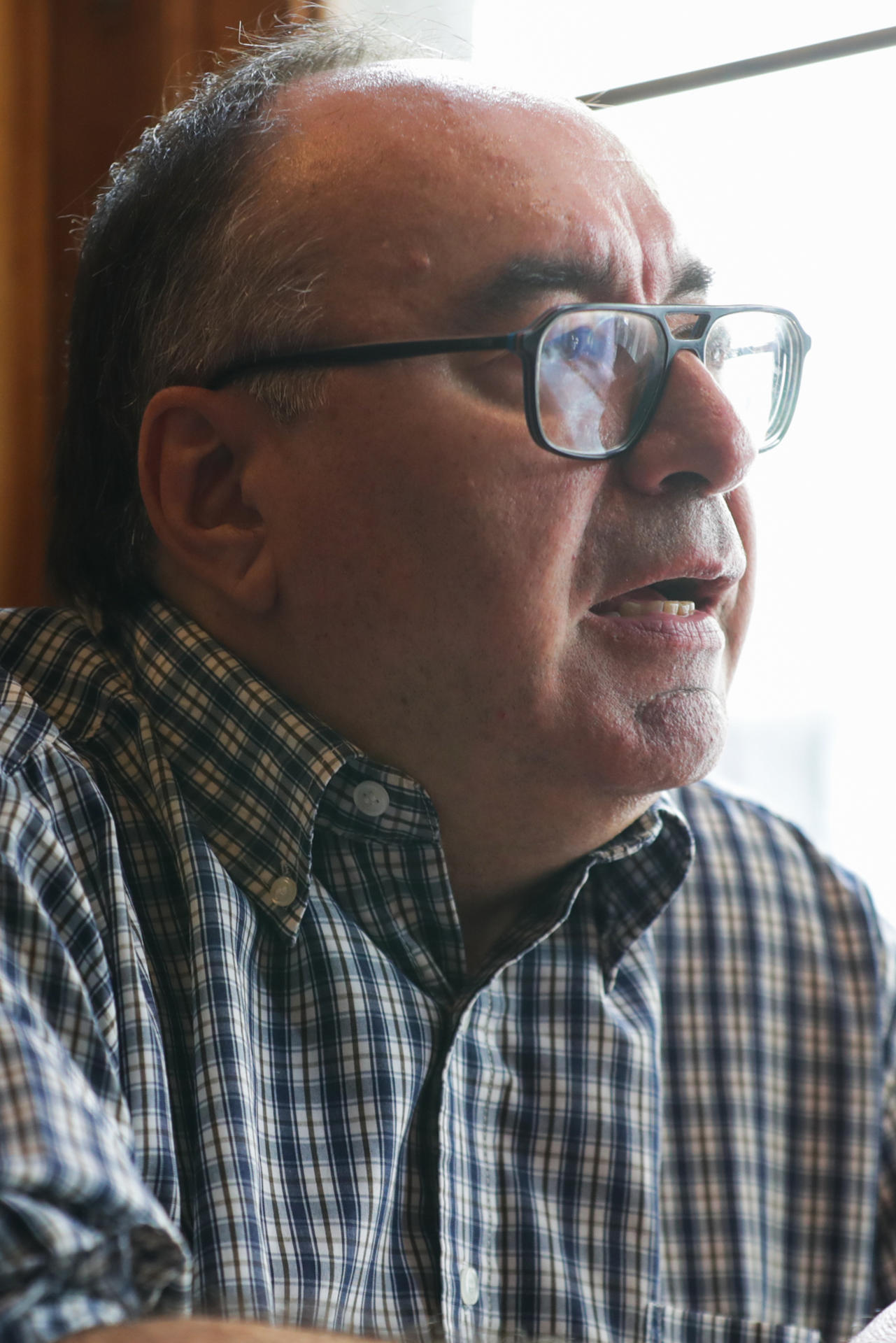 El periodista uruguayo Roberto López Belloso habla durante una entrevista con EFE este miércoles, en el Café Brasilero, en Montevideo (Uruguay). EFE/ Diana Illa