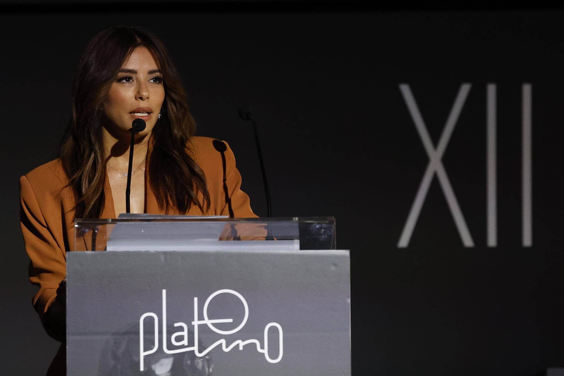 Imagen de la actriz Eva Longoria, que este domingo recibirá en Madrid el Premio Platino de Honor en reconocimiento a su carrera cinematográfica y a su labor por visibilizar a la comunidad latina dentro de la industria audiovisual estadounidense, durante la rueda de prensa que ofreció este sábado en el Teatro Albéniz. EFE/JJ Guillén