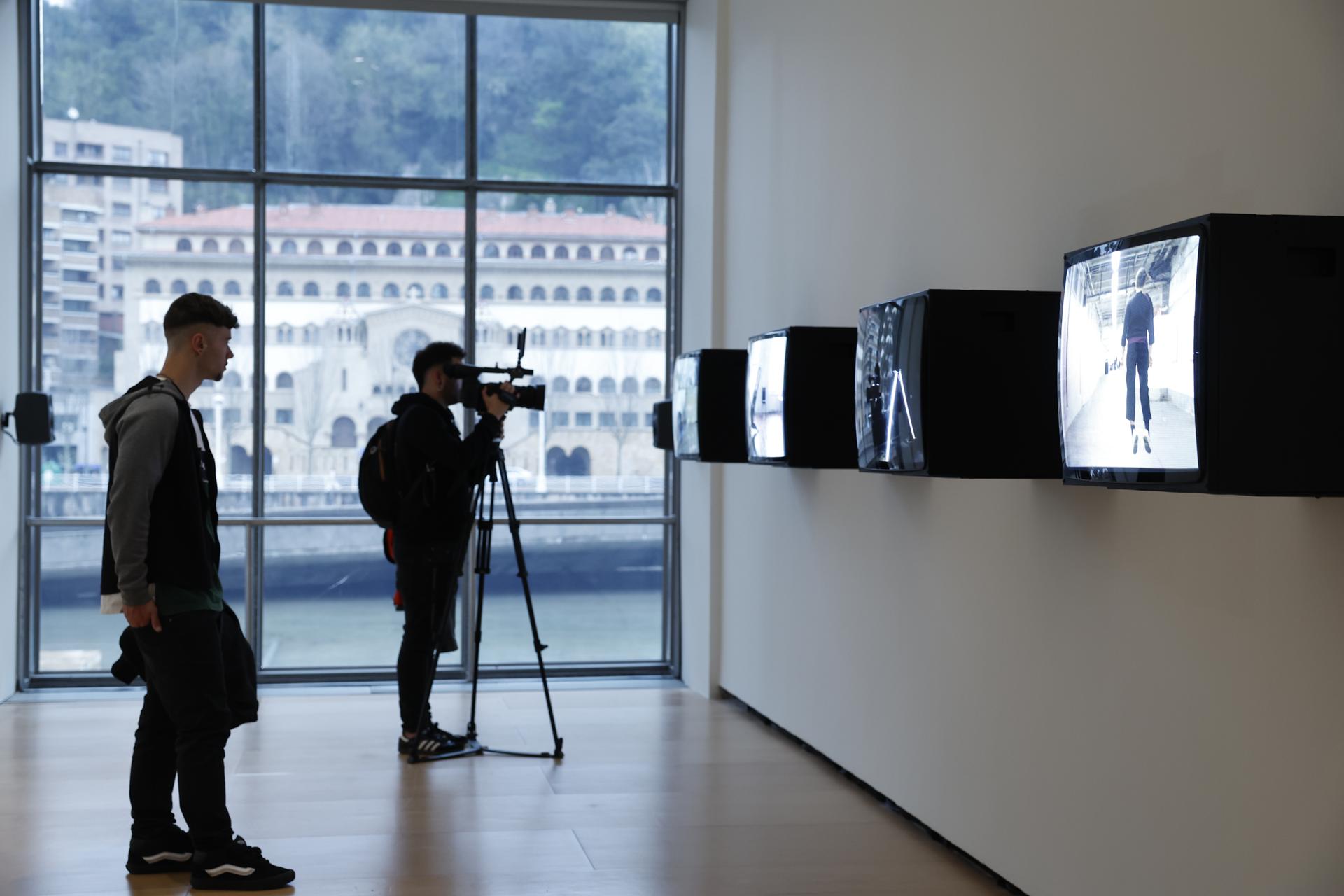 El Museo Guggenheim Bilbao ha presentado este jueves la exposición 'Vito Acconci / Sergio Prego: YOU', que muestra las 'profundas afinidades' de las obras del artista y poeta estadounidense y el escultor vasco, cuyas trayectorias artísticas se entrelazaron en Nueva York entre 1996 y 2002. EFE/ Miguel Toña