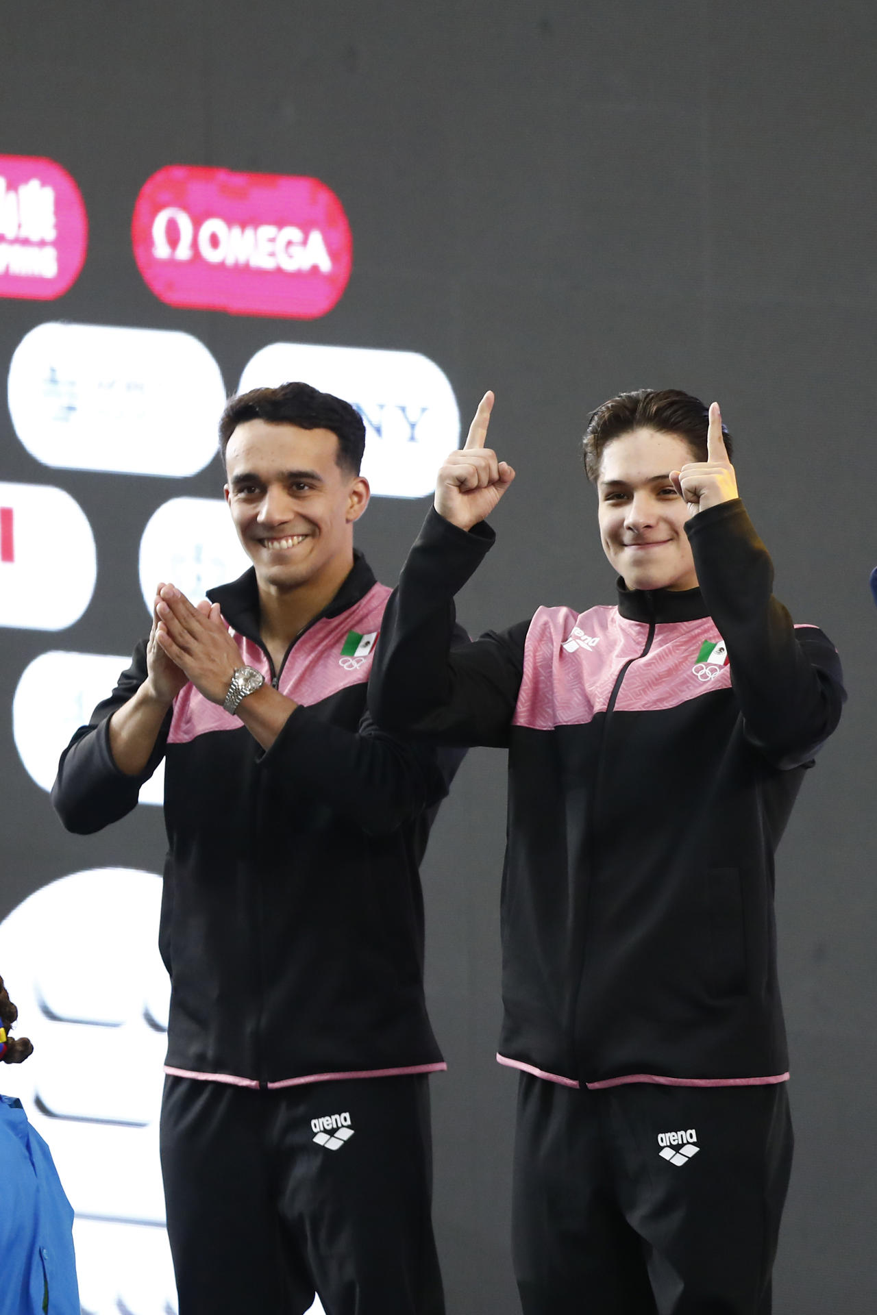 Los clavadistas mexicanos Juan Manuel Celaya (i) y Osmar Olvera (primer lugar) celebran en el podio, durante la premiación de la final de sincronizados trampolín 3 metros varonil de la Copa del Mundo de Clavados 2025 este domingo, en el Centro Acuático Metropolitano en Guadalajara (México). EFE/ Francisco Guasco