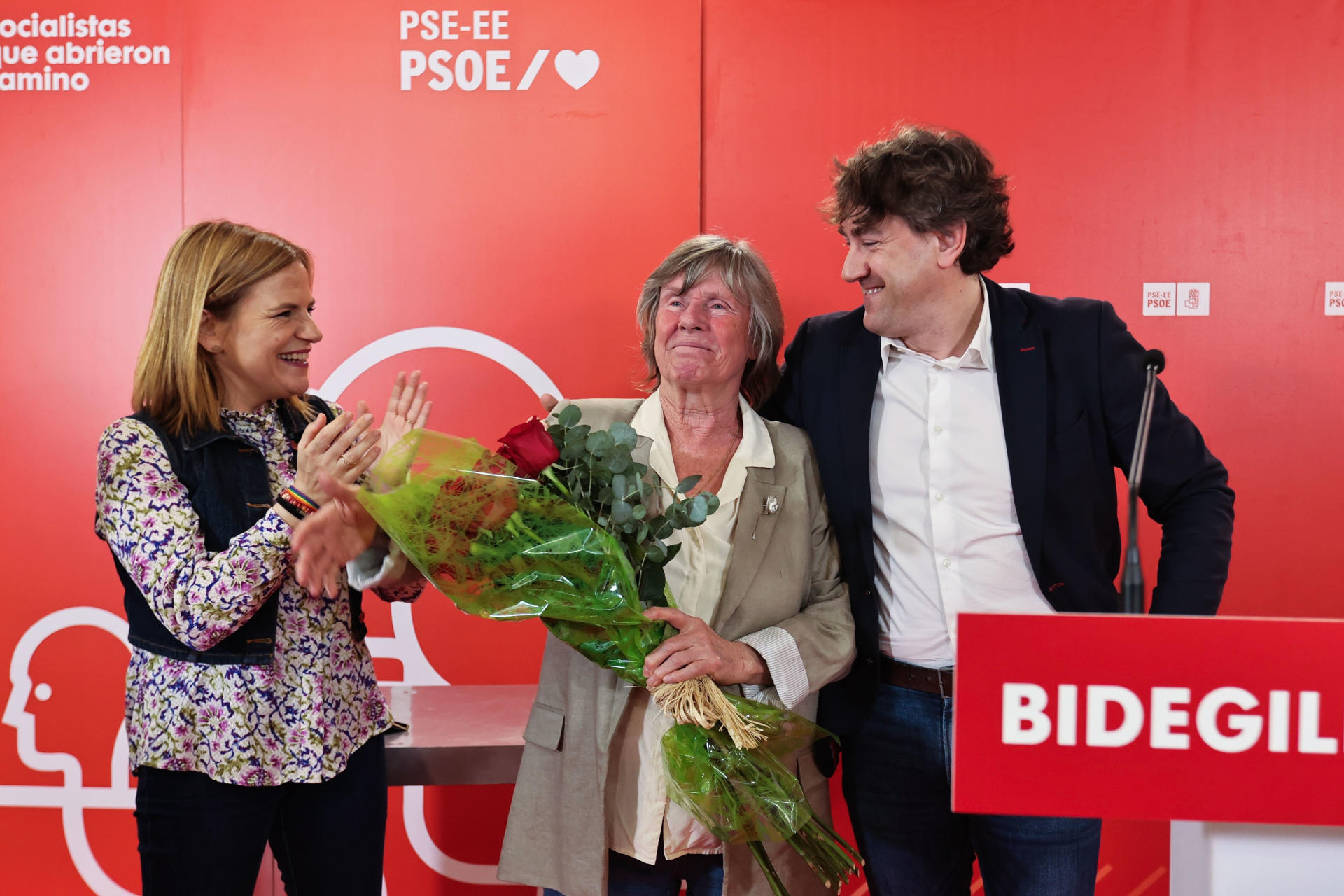 La secretaria de Igualdad del PSOE, Pilar Bernabé (i) y el secretario general del PSE-EE, Eneko Andueza, este sábado en San Sebastián, en la entrega de los premios Bidegileak 2025, que reconocen la trayectoria de la histórica militante socialista y europarlamentaria Bárbara Duntkop (c). EFE/Javi Colmenero