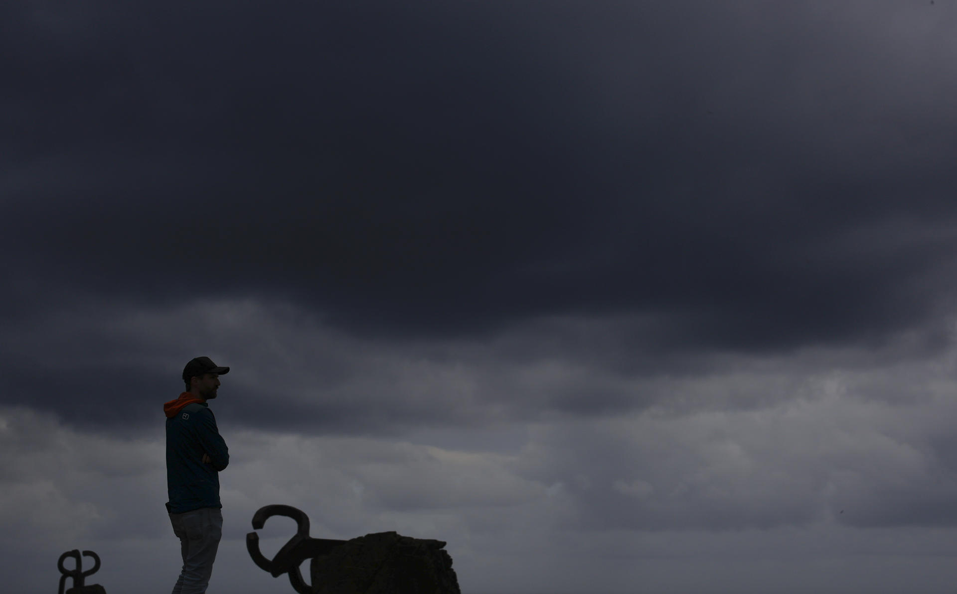 Un hombre observa el Peine del Viento de San Sebastián. EFE/Juan Herrero