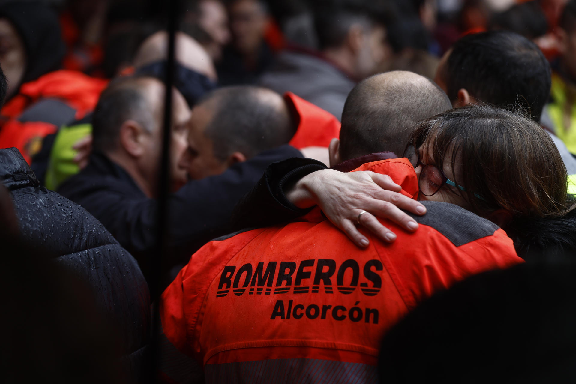 Minuto de silencio guardado a las puertas del Ayuntamiento de Alcorcón por los dos bomberos fallecidos ayer. EFE/ Rodrigo Jimenez