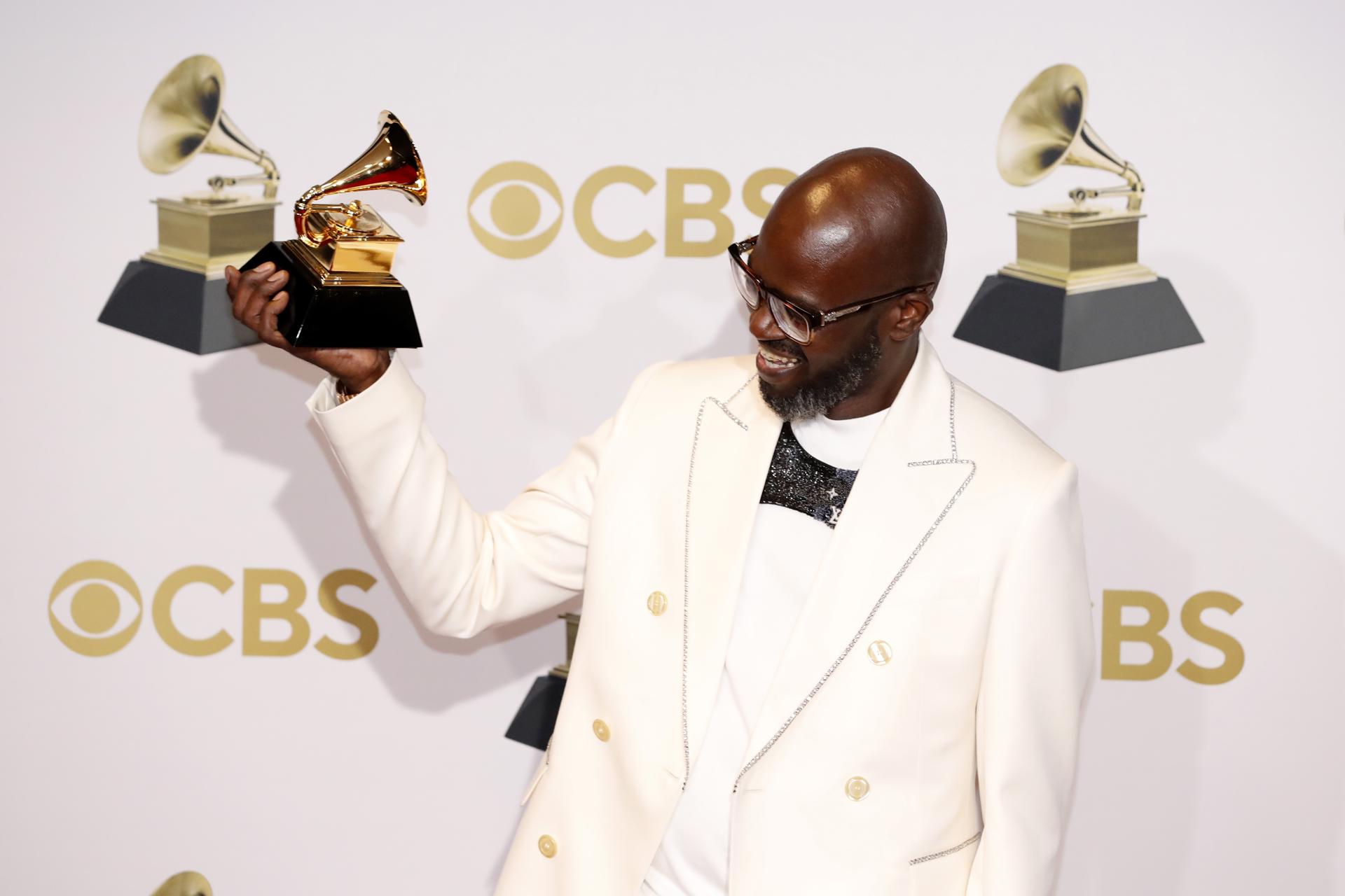 Black Coffee posa tras ganar un Grammy al Mejor Álbum de Música Dance en 2022. EFE/EPA/ETIENNE LAURENT