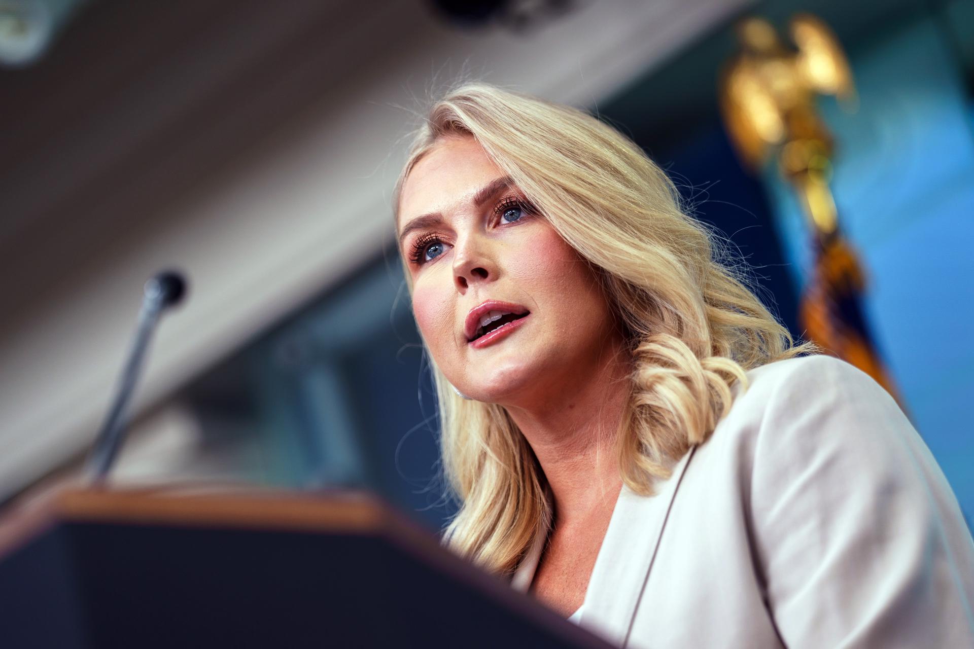 La Secretaria de Prensa de la Casa Blanca, Karoline Leavitt, habla durante una rueda de prensa en la Casa Blanca, en Washington, D.C., EE. UU., el 1 de abril de 2025. EFE/WILL OLIVER