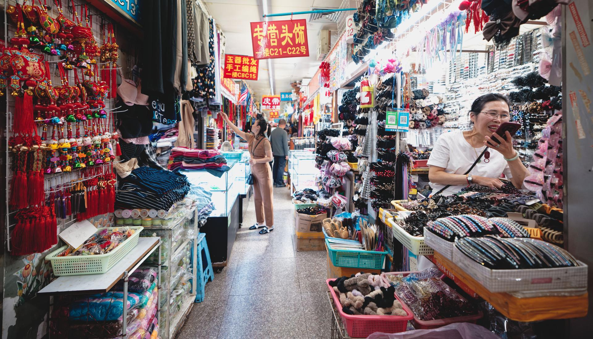 Fotografía de archivo de personas en un mercado en Shanghái (China). EFE/EPA/ALEX PLAVEVSKI