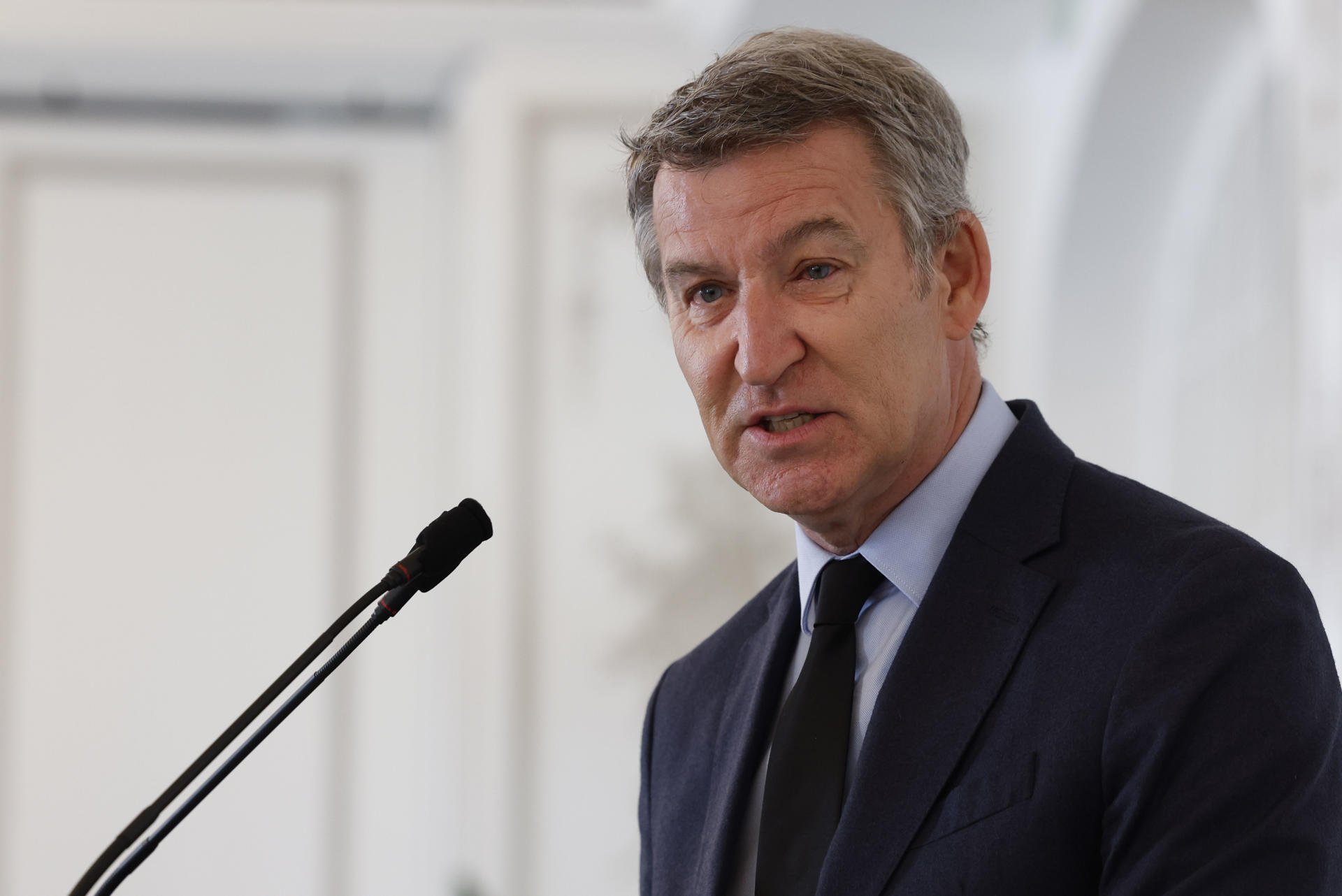 El presidente del PP, Alberto Núñez Feijóo, participa este miércoles en un desayuno informativo organizado por la Cámara de Comercio de EEUU (AmCham) en España. EFE/JJ Guillén