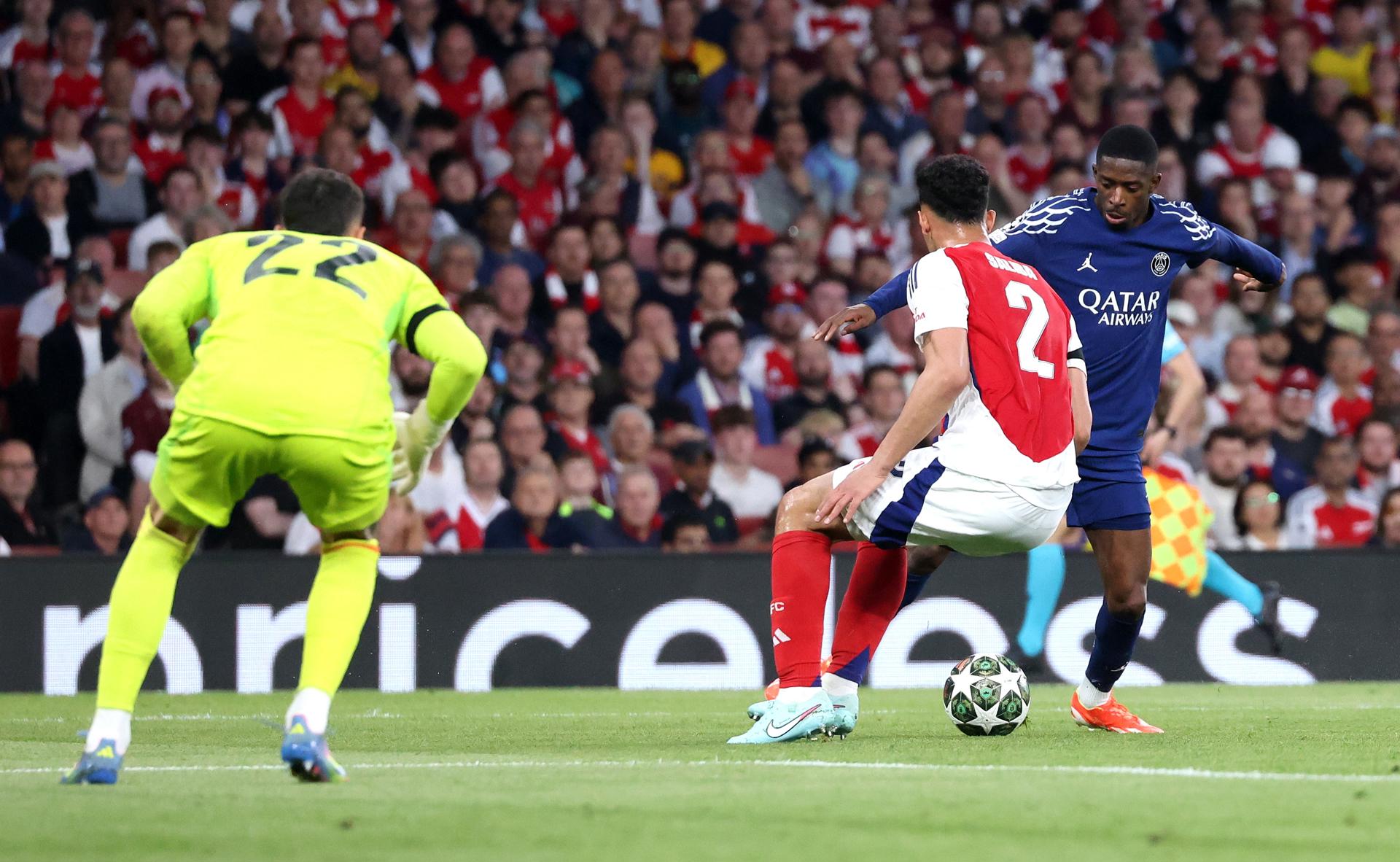 El jugador del PSG Ousmane Dembele (d) encara al defenda del Arsenalt William Saliba durante la ida de semifinales de la UEFA Champions League en el Emirates Stadium de Londres, Reino Unido. EFE/EPA/NEIL HALL