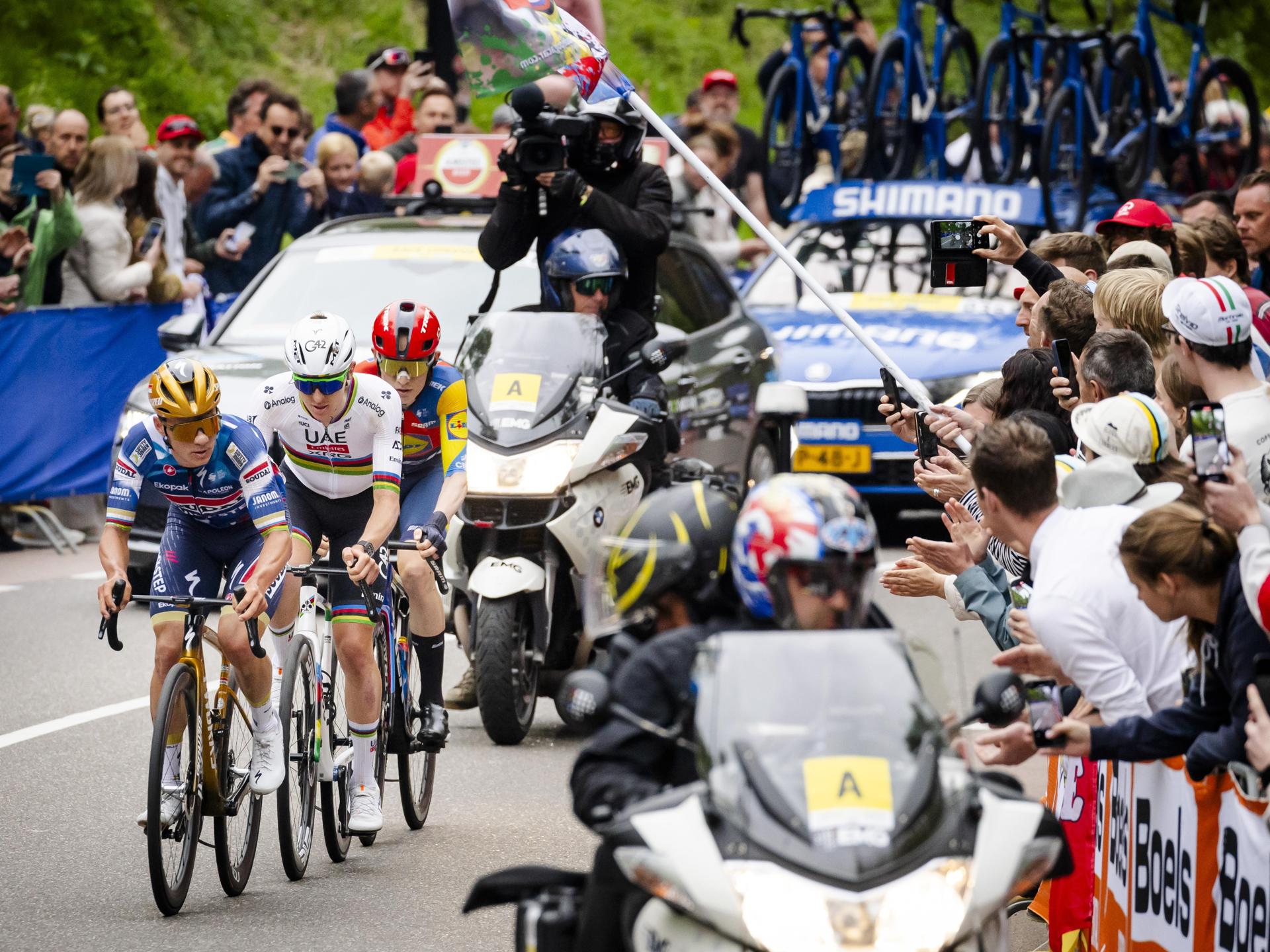 Remco Evenepoel, Tadej Pogacar y Mattias Skjelmose durante el sprint final de la Amstel Gold Race. EFE/EPA/VINCENT JANNINK