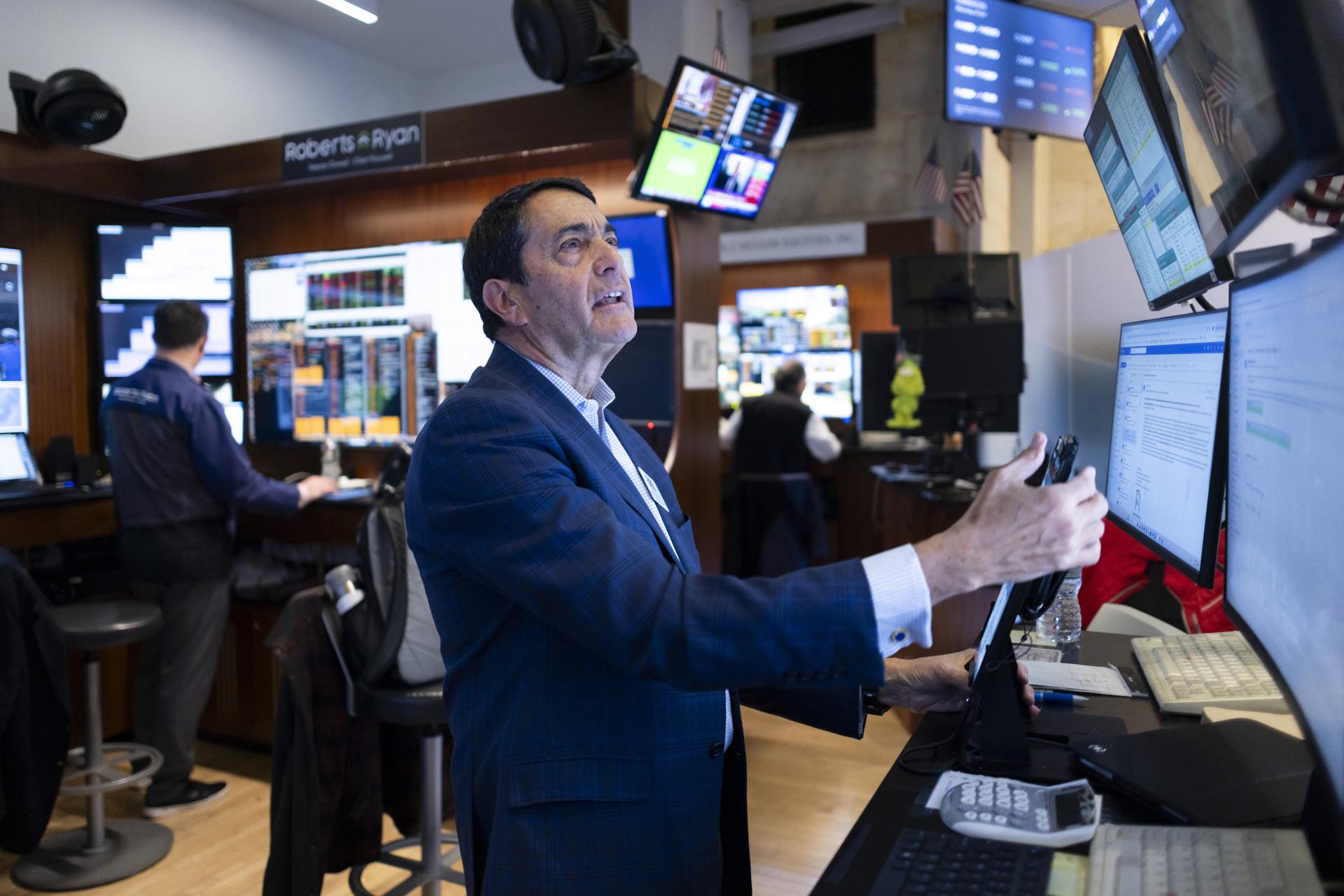 Foto de archivo de un trabajador en la bolsa de Nueva York. EFE/JUSTIN LANE