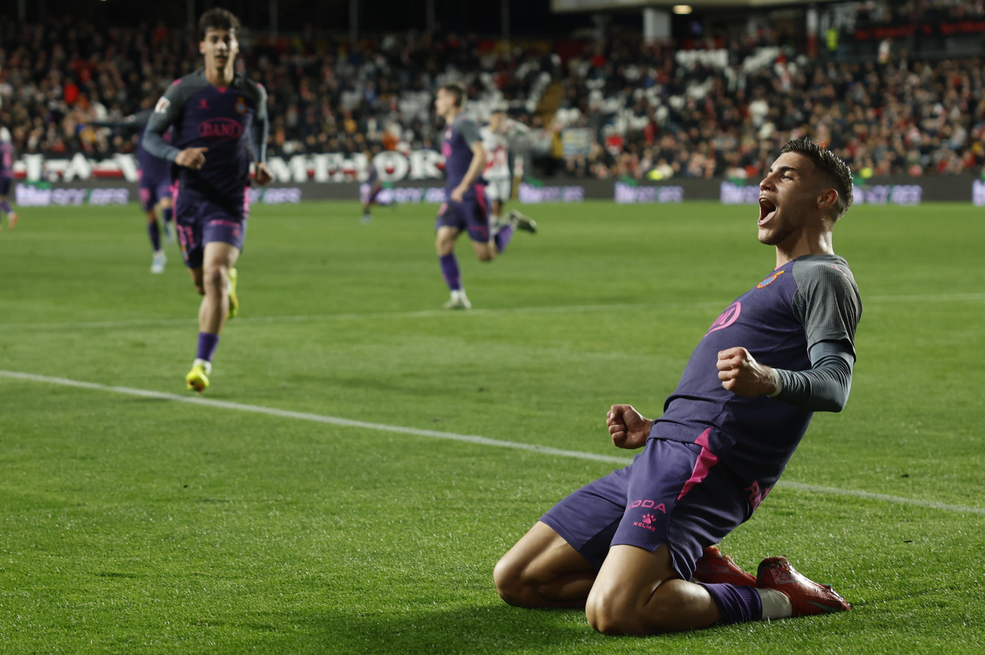 El jugador del Espanyol Roberto Fernández celebra el segundo gol de su equipo en el partido contra el Rayo Vallecano. EFE/ Juanjo Martín