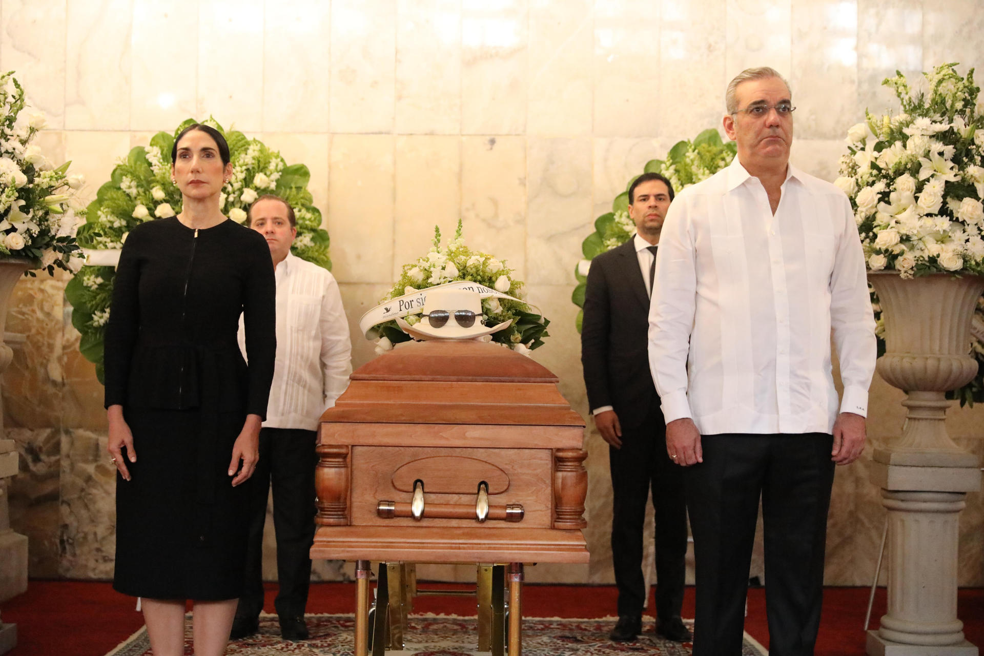 Fotografía cedida por la Presidencia de República Dominicana del mandatario, Luis Abinader (d), y su esposa Raquel Arbaje (i), asistiendo al velorio del artista Rubby Pérez, fallecido a causa del derrumbe del techo en la discoteca Jet Set, este jueves en Santo Domingo (República Dominicana). EFE/ Presidencia de República Dominicana