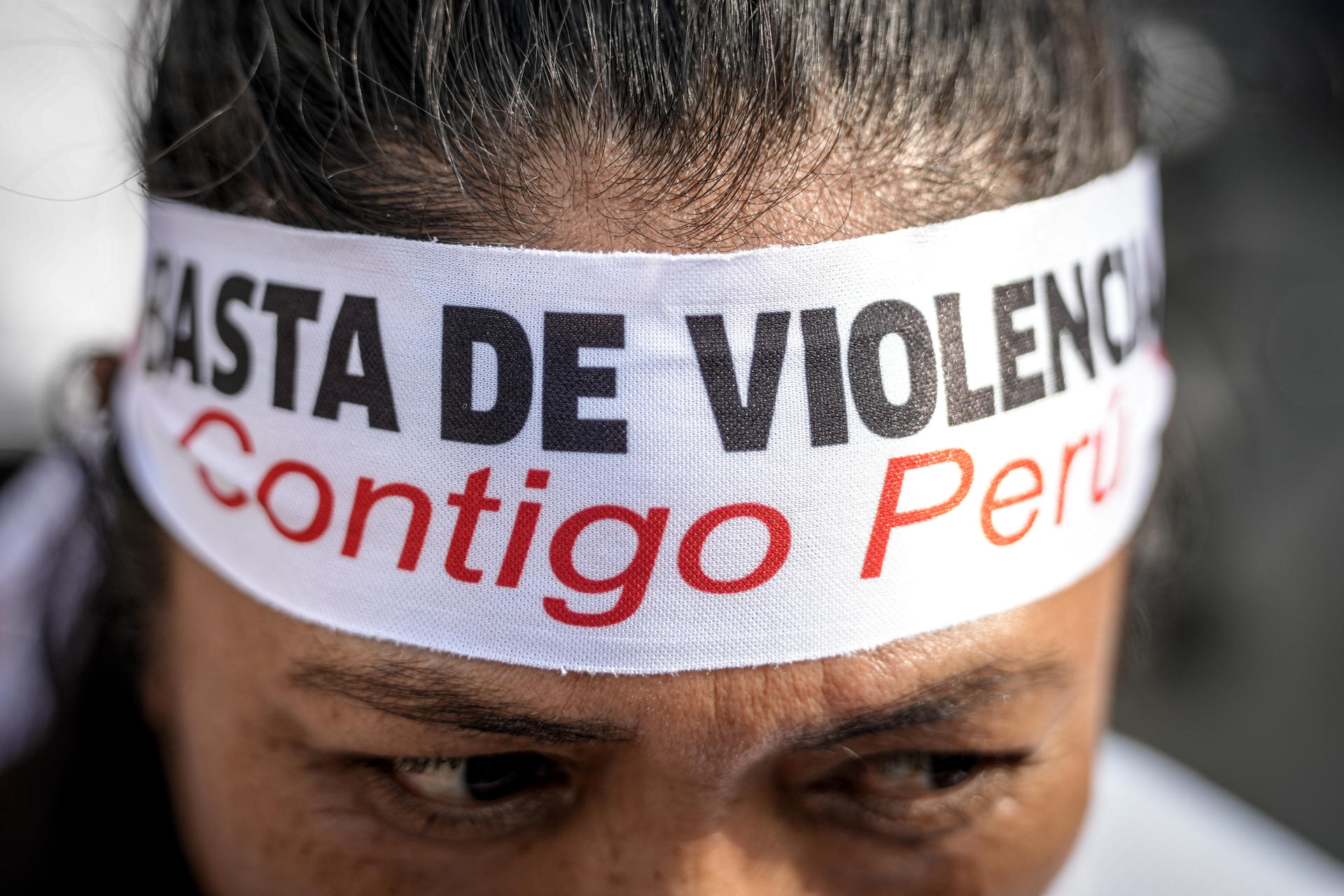 Una mujer participa en una manifestación de transportistas este jueves, en Lima (Perú), para rechazar la ola de violencia. EFE/ John Reyes Mejia