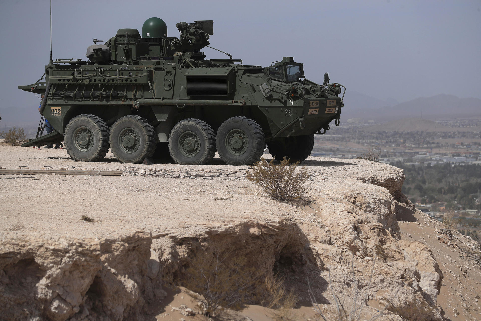 Fotografía de archivo, tomada el 30 de marzo de 2025, de un vehículo blindado 'Stryker' del Ejército de Estados Unidos, en la frontera con Ciudad Juárez (Chihuahua, México). EFE/Luis Torres