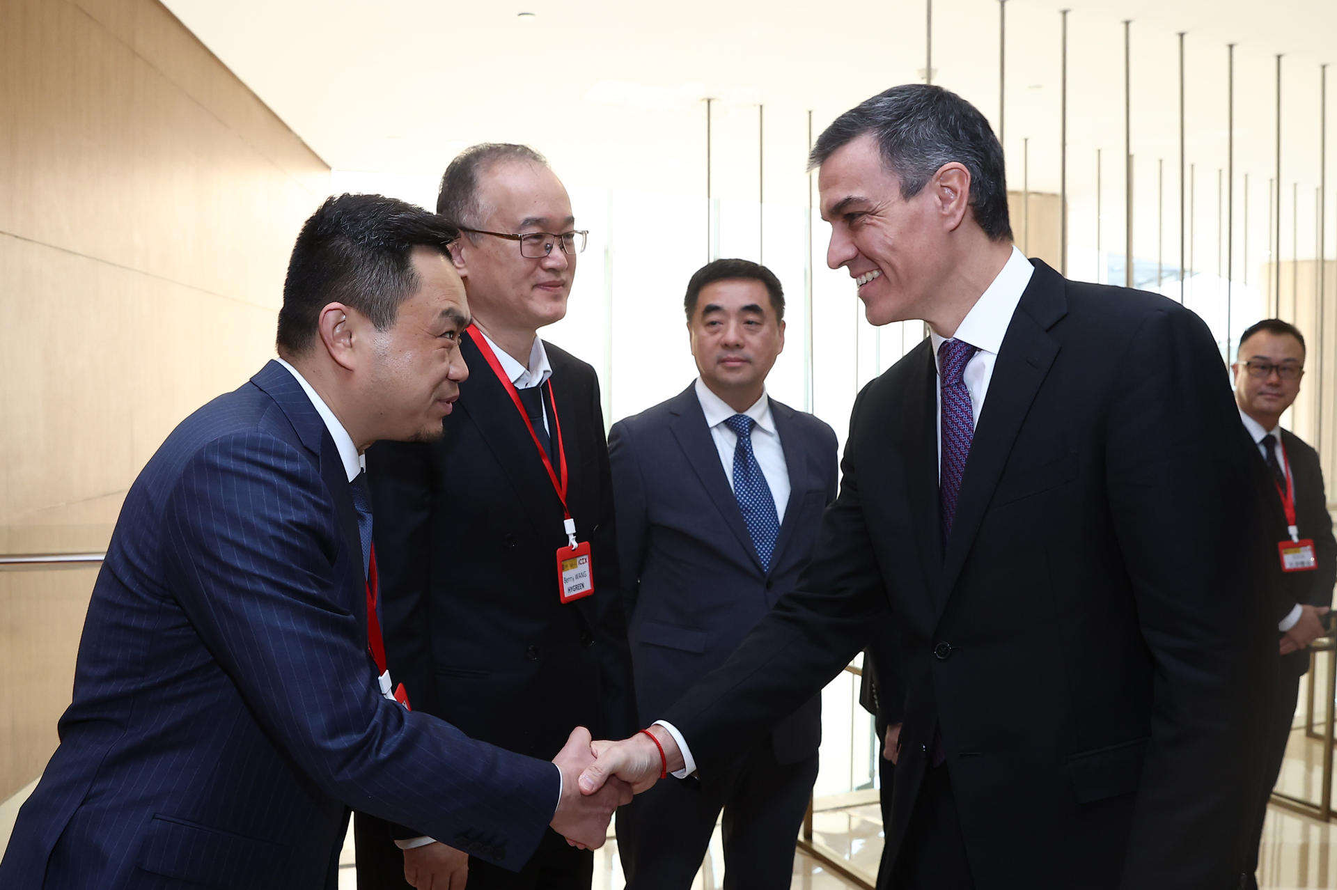 El presidente del Gobierno de España, Pedro Sánchez, saluda a un grupo de empresarios chinos durante un encuentro celebrado este viernes en Pekín, en el marco de su visita a China. EFE/ Pool Moncloa/Fernando Calvo SÓLO USO EDITORIAL / SÓLO DISPONIBLE PARA ILUSTRAR LA NOTICIA QUE ACOMPAÑA (CRÉDITO OBLIGATORIO)
