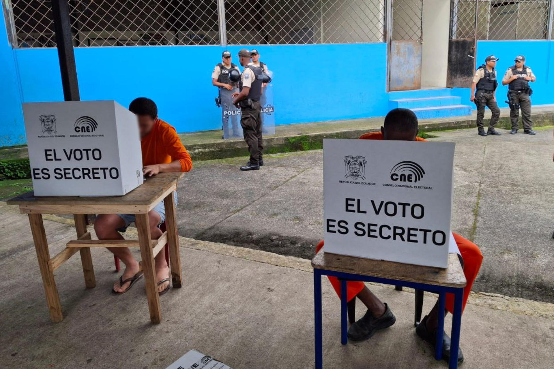 Fotografía cedida por el Servicio Nacional de Atención Integral a Personas Adultas Privadas de la Libertad (SNAI) de personas votando en una cárcel este jueves, durante las votaciones anticipadas de la segunda vuelta de las elecciones presidenciales en Ecuador, en Quito (Ecuador). EFE/ SNAI