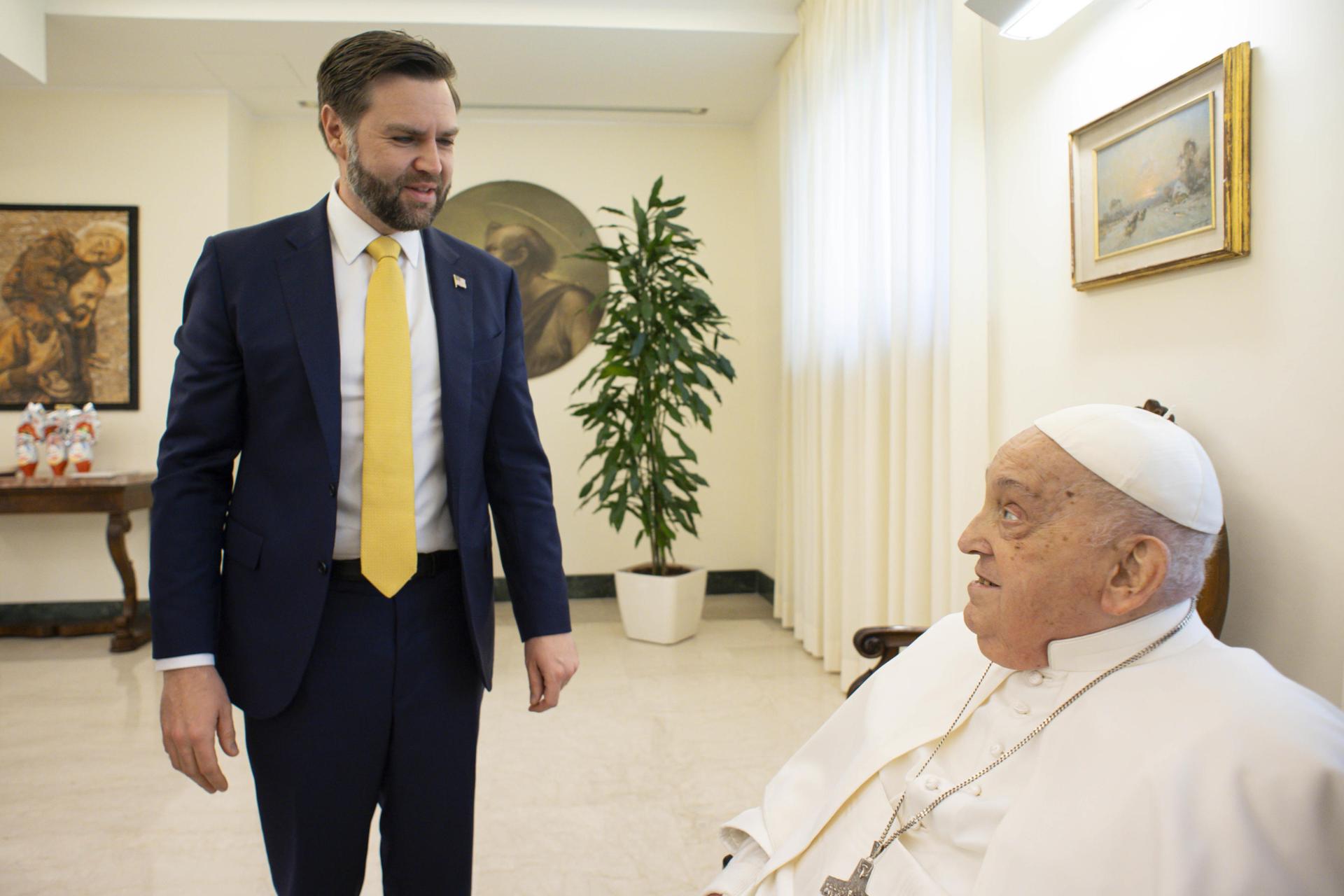 Fotografía facilitad por el Vaticano Media en la que aparecen el Papa Francisco (d) al recibir este domingo, 20 de abril, al vicepresidente de EE.UU., JD Vance, durante el Domingo de Pascua, en el Vaticano. EFE/Vaticano Media