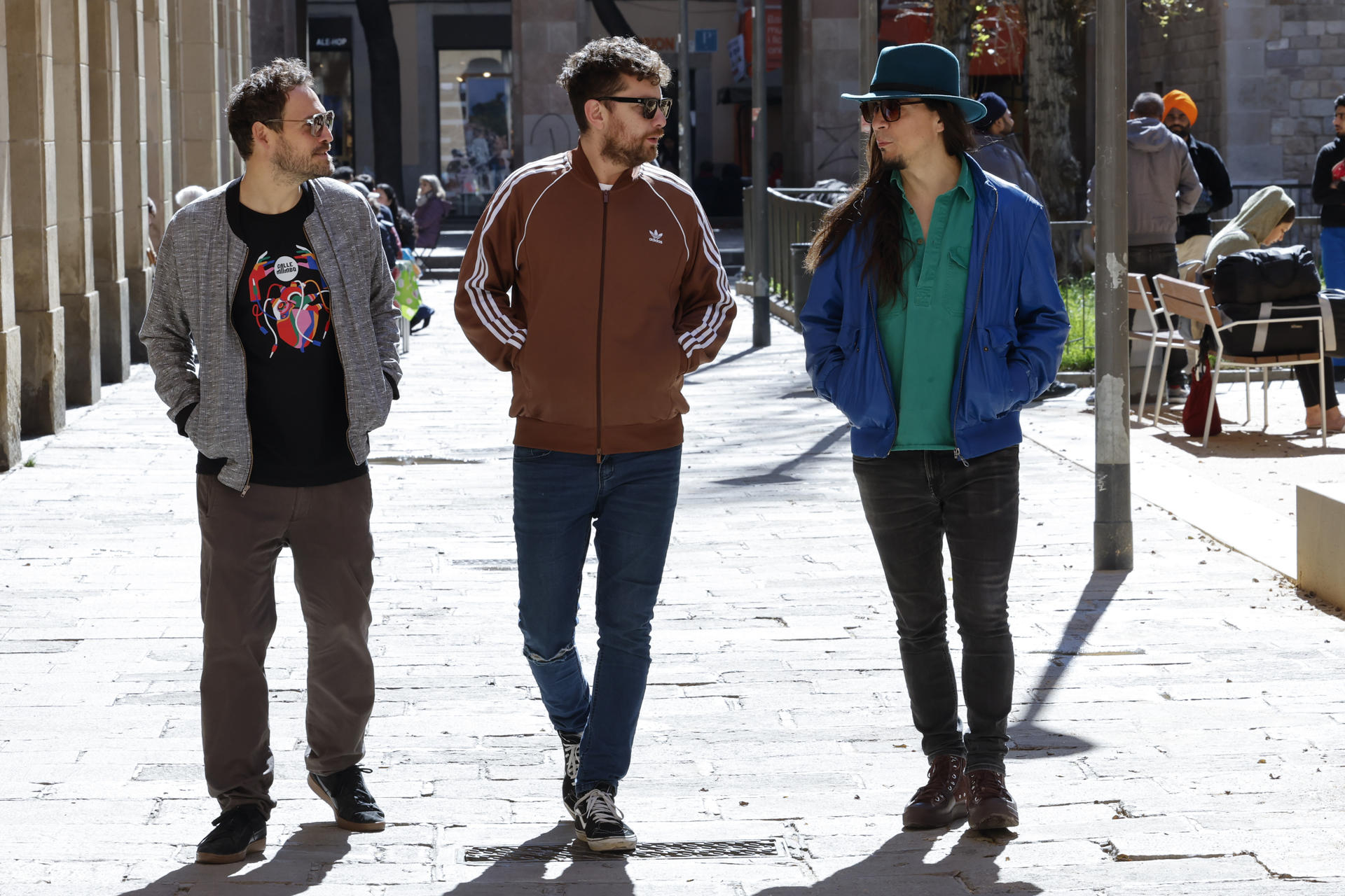 Jhon Valle (c), Erkki Nylund (d) y Guillaume Laumière (i) del grupo chileno Calle Mambo, fotografiados con motivo de una entrevista con la agencia EFE en Barcelona. La banda inicia este sábado en Barcelona una gira europea que los llevará por casi 30 escenarios, algo que contrasta con sus inicios como músicos callejeros y que ahora valoran como un "aprendizaje", a la vez que admiten que tocar en la calle "da un contacto más directo con la gente". EFE/ Toni Albir