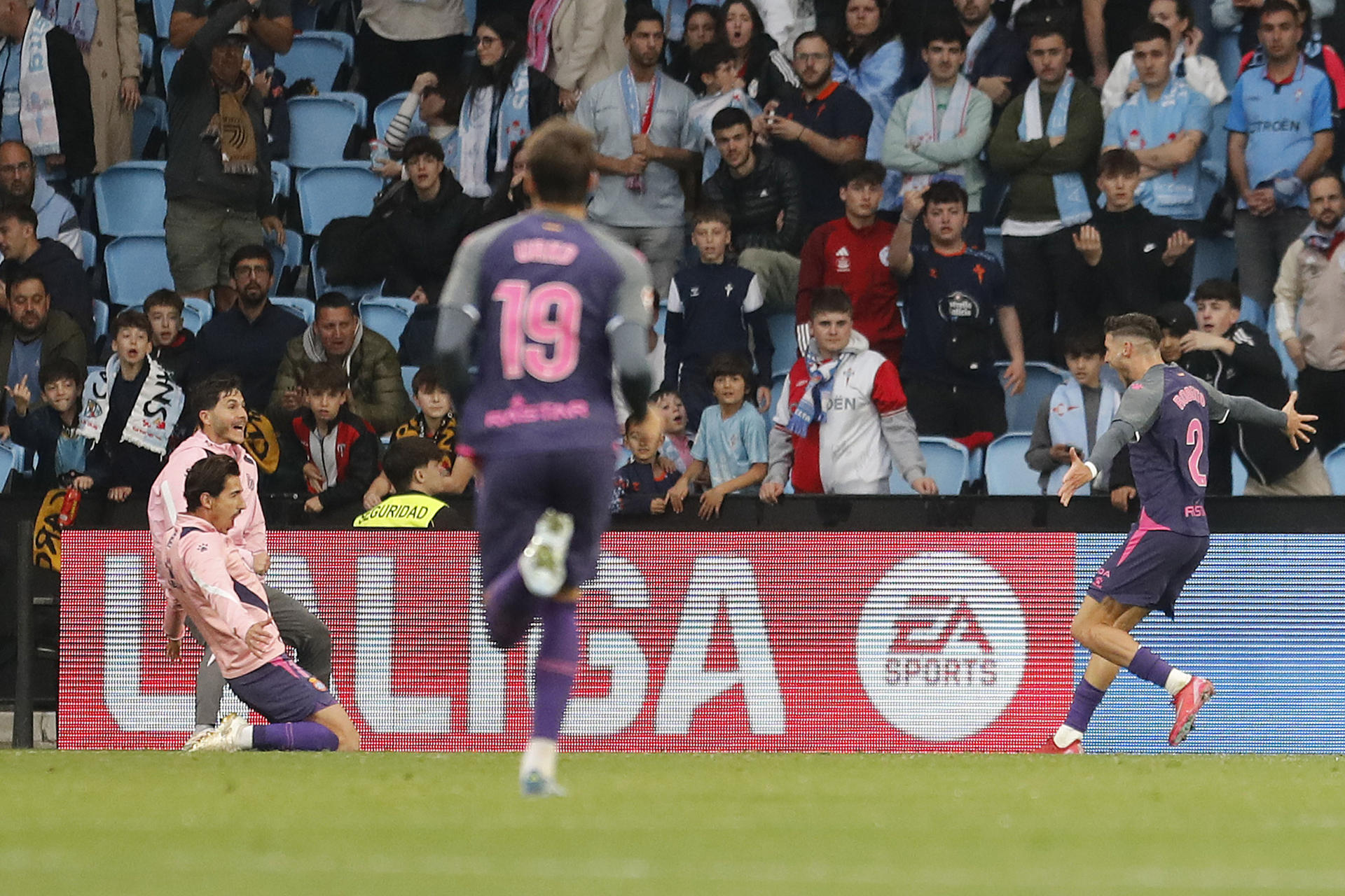 El delantero  del Espanyol Roberto Fernández (d) celebra tras marcar el segundo gol ante el Celta durante el partido de LaLiga en Primera División que Celta de Vigo y RCD Espanyol disputaron en el estadio de Balaídos. EFE/Salvador Sas