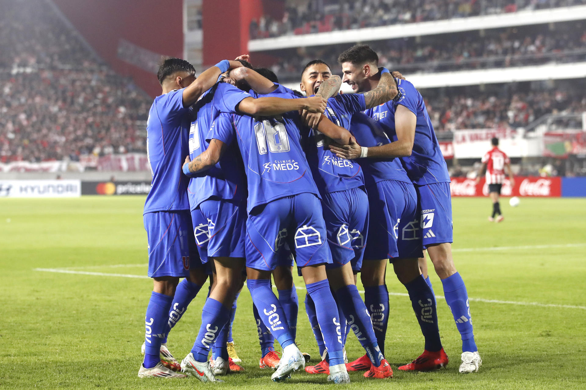 Jugadores de Universidad de Chile celebran un gol en un partido de la fase de grupos de la Copa Libertadores. EFE/ Demian Alday Estevez