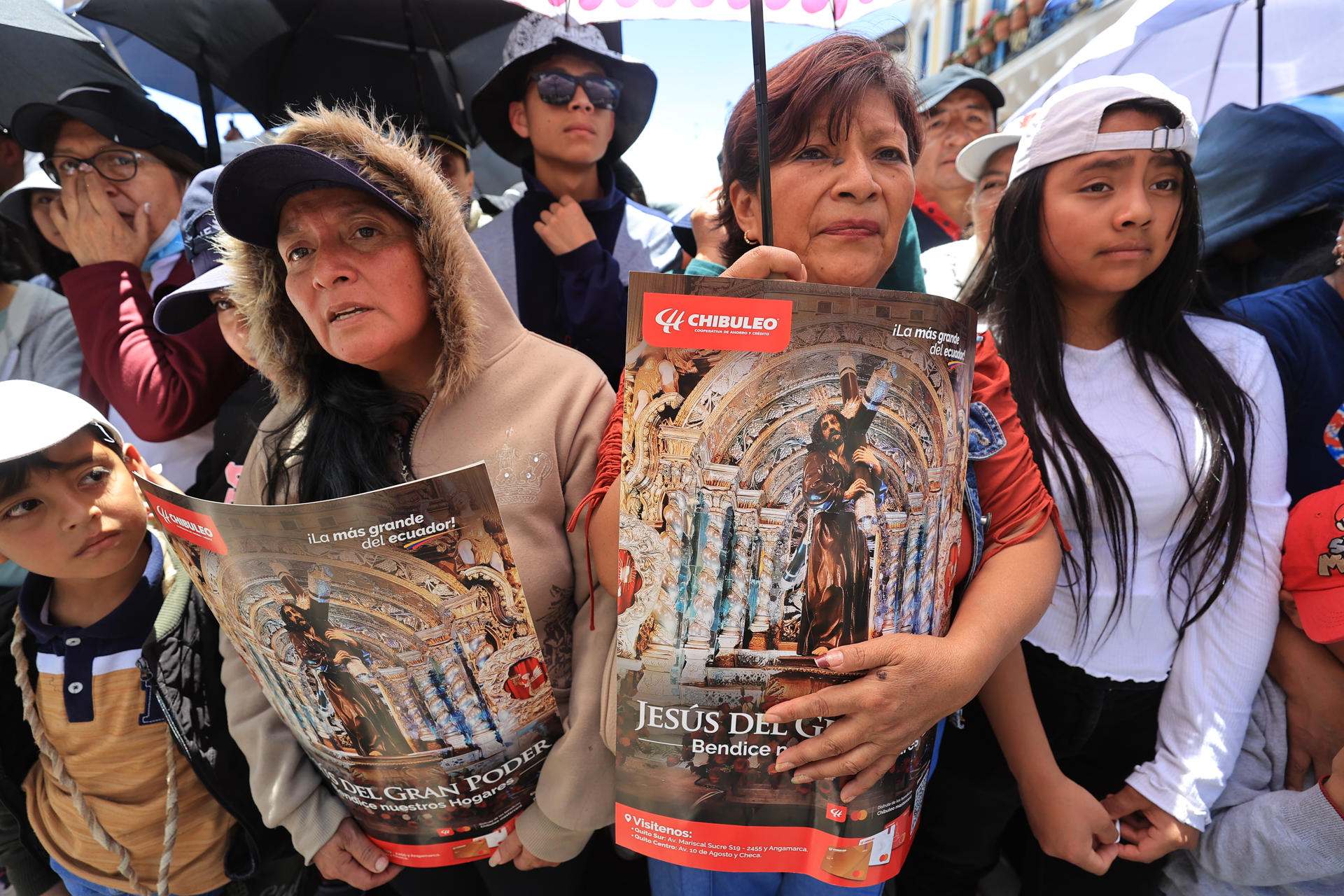 Un grupo de devotos católico al observar el paso del viacrucis del 'Jesús del Gran Poder', por las céntricas calles de Quito (Ecuador). EFE/José Jacome