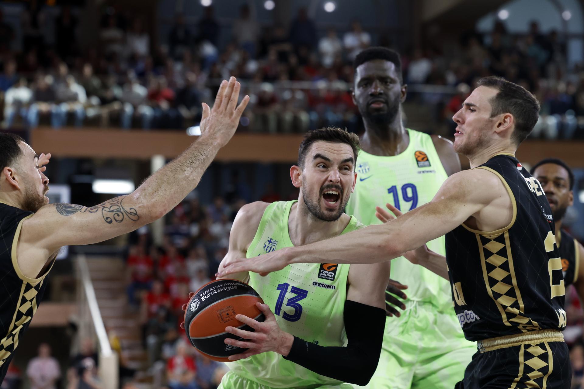 Mike James (I) y Terry Tarpey (D), de AS Mónaco, defienden a Tomas Satoransky (C) del Barcelona, durante el segundo partido de playoff de la Euroliga. EFE/EPA/SEBASTIEN NOGIER