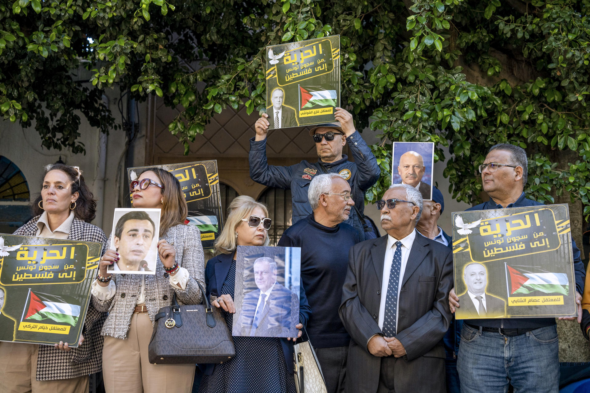 Familiares de los acusados en el caso conocido como "complot", junto a figuras públicas y políticas, instalan este viernes, un stand de protesta frente al Tribunal de Primera Instancia de Túnez. EFE/ Severine Sajour