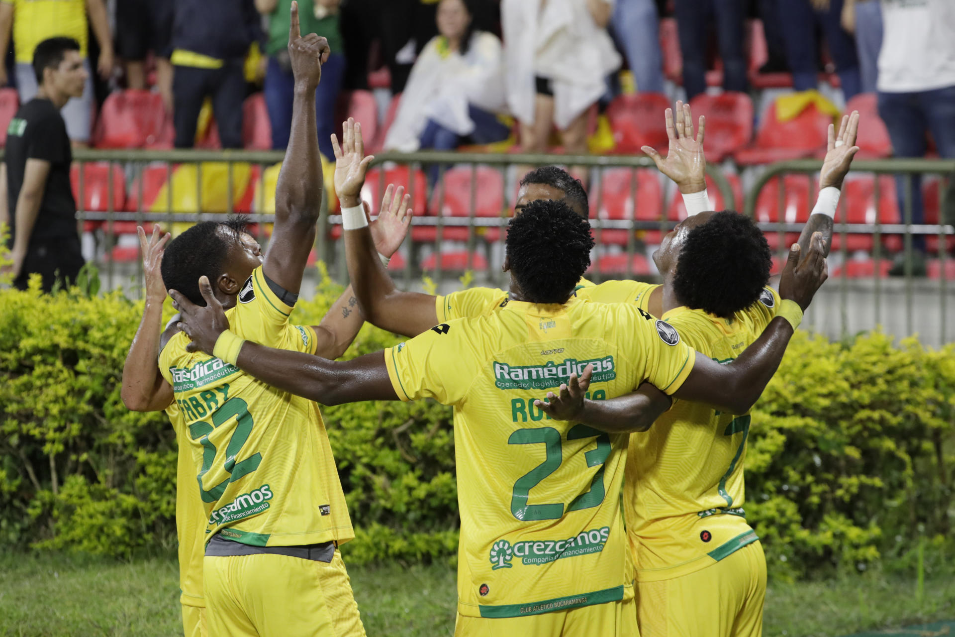 Jugadores de Bucaramanga celebran un gol este martes, en un partido de la fase de grupos de la Copa Libertadores. EFE/ Carlos Ortega