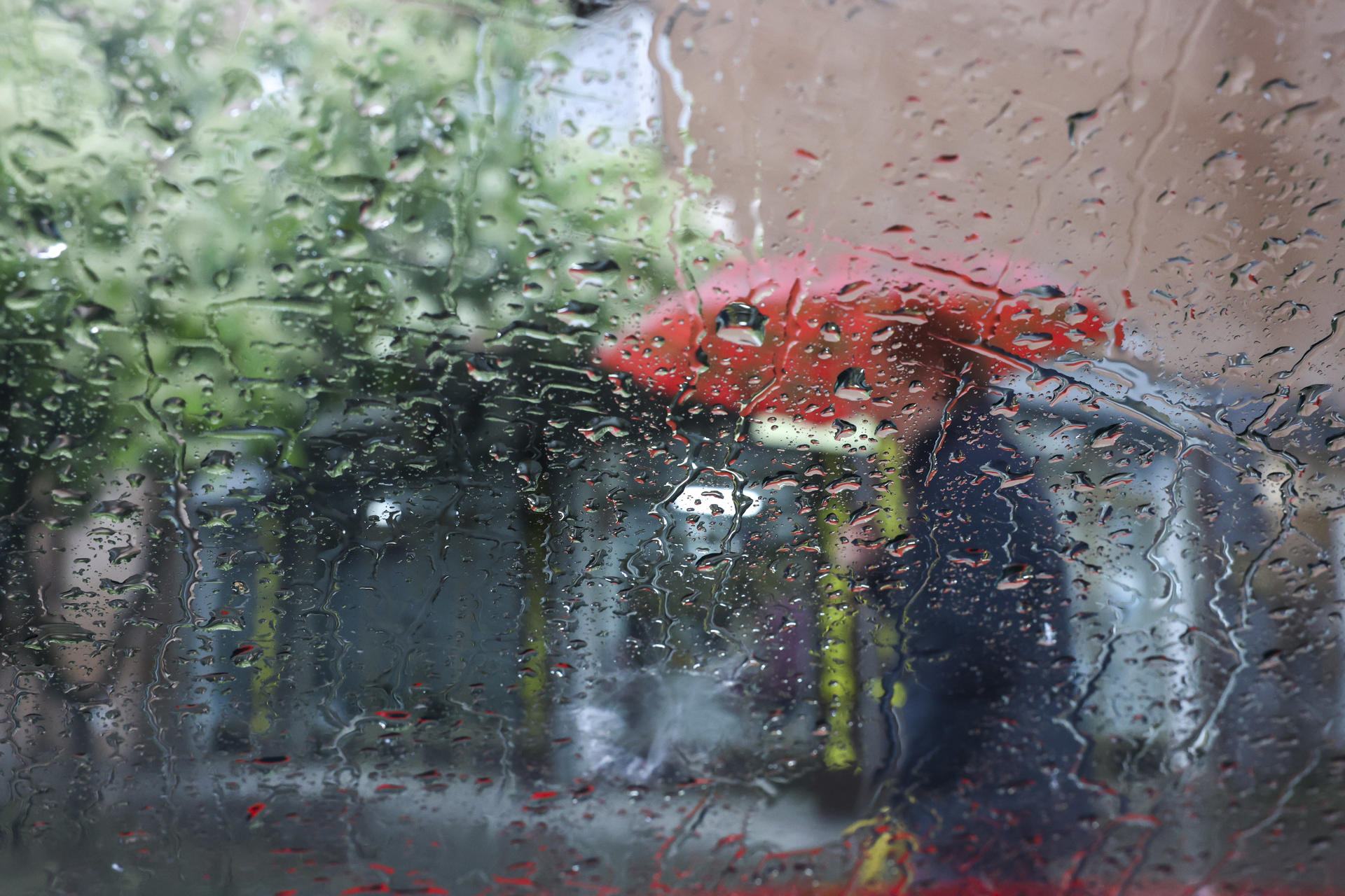 Hay avisos por lluvias en cuatro comunidades. Una persona camina bajo la lluvia en Toledo. EFE/Ismael Herrero