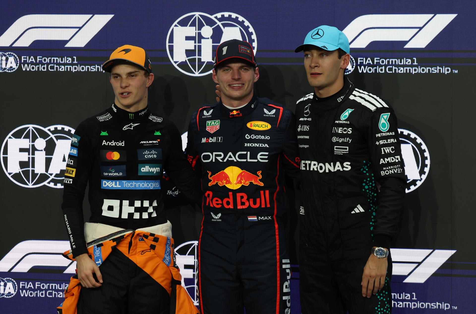El piloto de la escudería Red Bull Racing Max Verstappen (c), el segundo clasificado, el piloto de McLaren Oscar Piastri y el tercerao en la calificación, el piloto de Mercedes George Russell (d) en el Gran Premio de Arabia Saudí en Yeda. EFE/EPA/ALI HAIDER