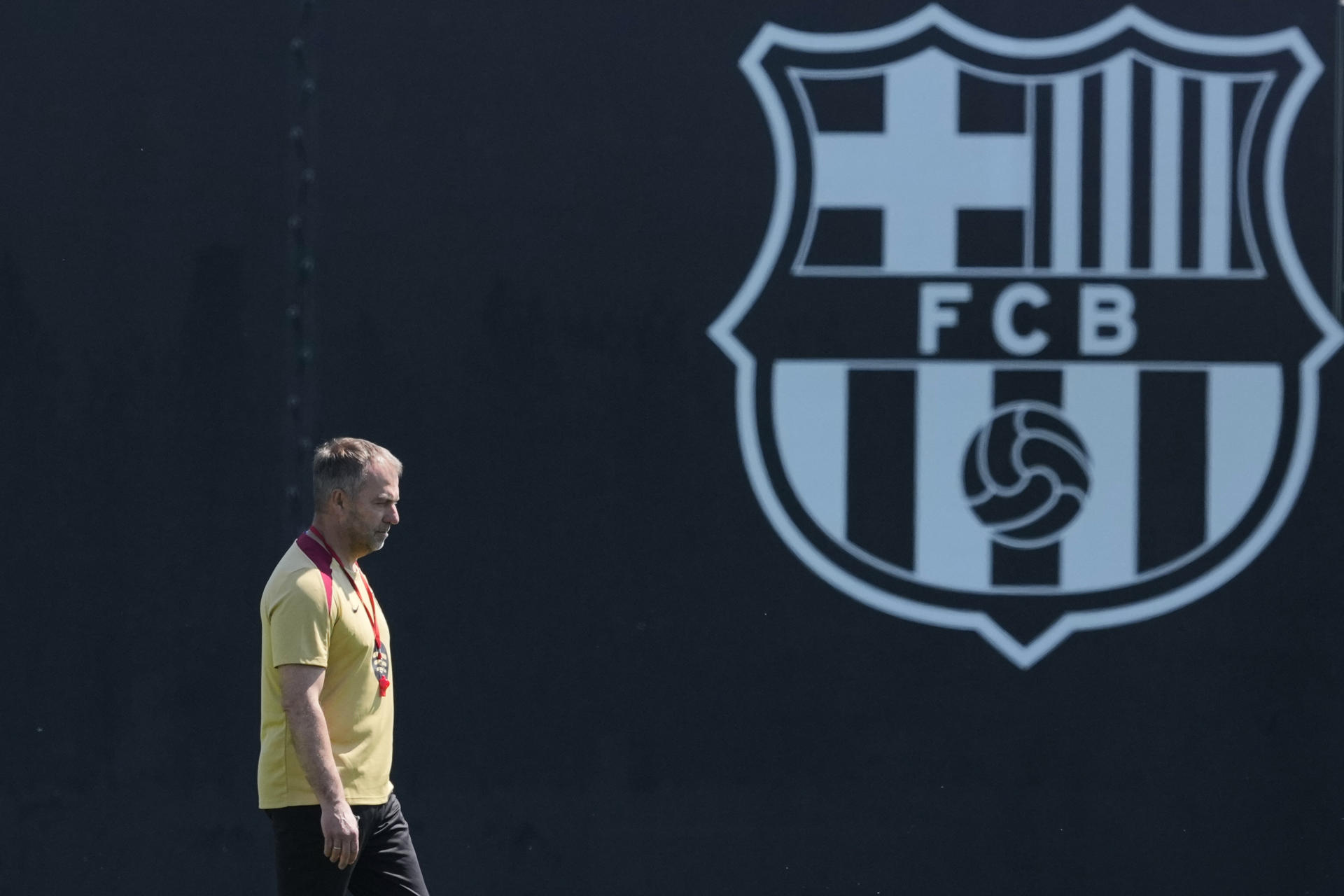 El entrenador del FC Barcelona, Hansi Flick, durante el entrenamiento del equipo azulgrana en la ciudad deportiva Joan Gamper.EF/Alejandro García