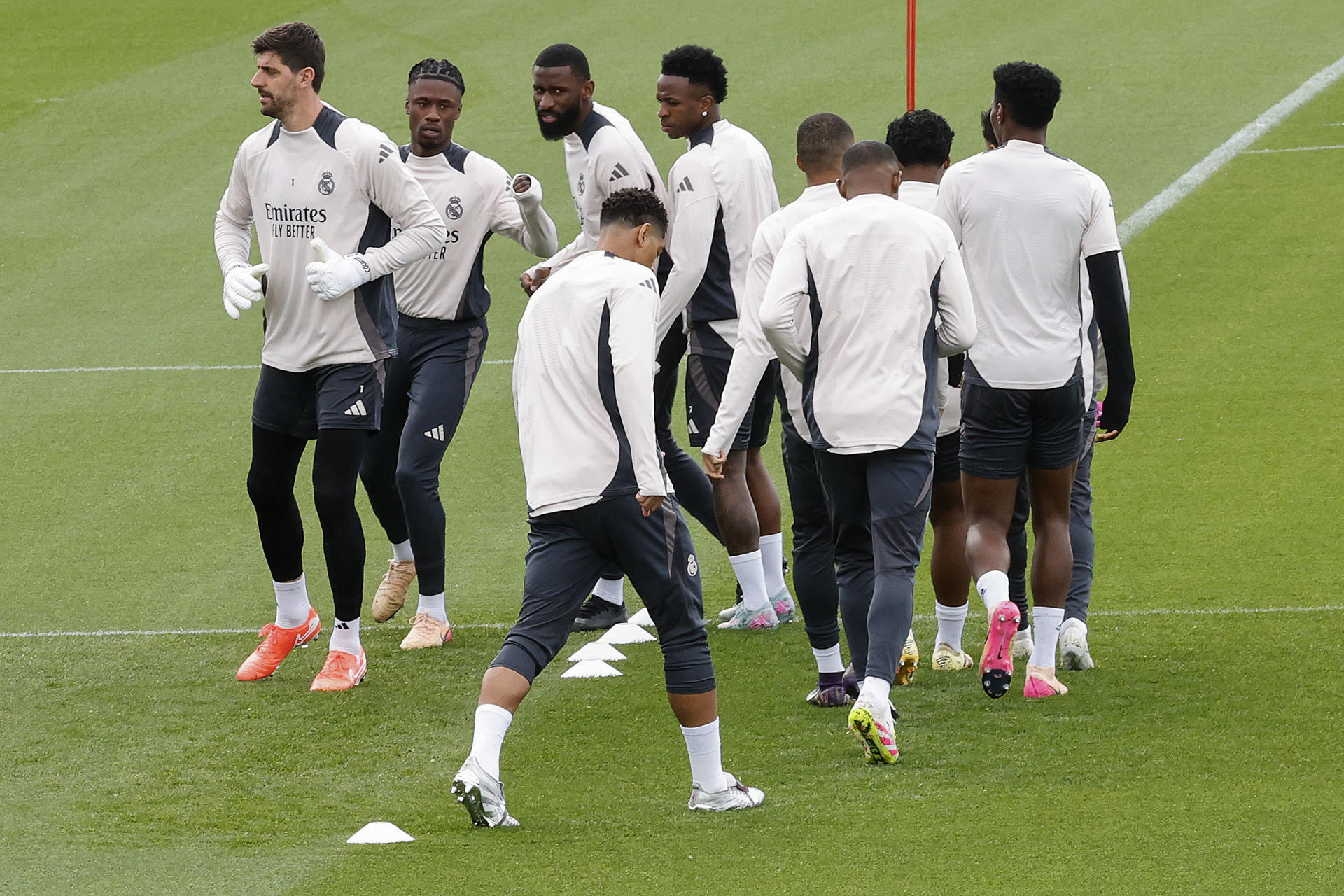 - Los jugadores del Real Madrid en el entrenamiento celebrado este martes en la Ciudad Deportiva de Valdebebas, en la víspera del partido de vuelta de cuartos de final de la Liga de Campeones ante el Arsenal. EFE/ J.P.Gandul