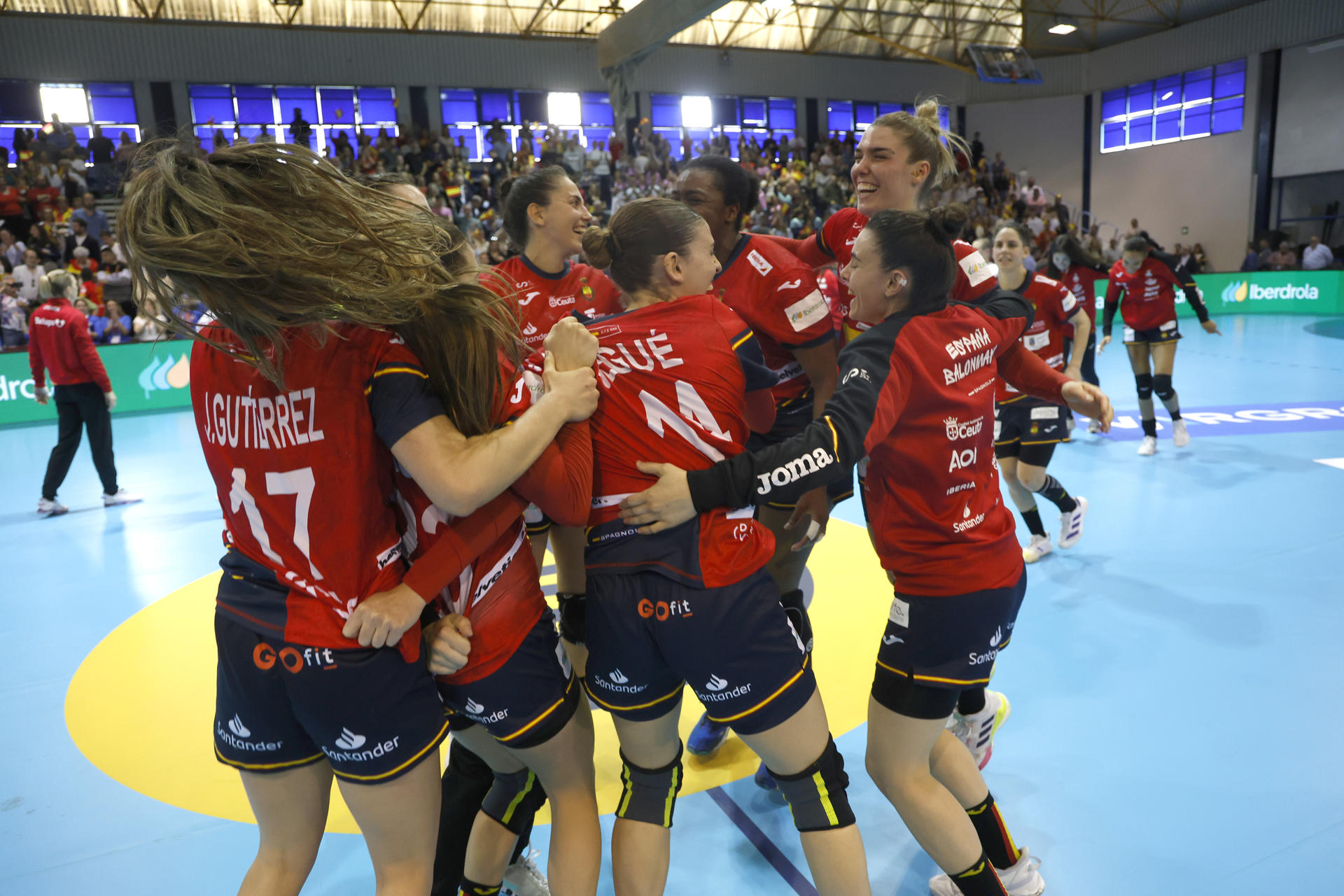 Las jugadoras de la selección española de balonmano femenino celebran la victoria ante Croacia, este domingo en Algeciras (Cádiz), en el partido de vuelta de la eliminatoria para el Campeonato del Mundo de la categoría, logrando la clasificación por décima ocasión consecutiva para una edición mundialista. EFE/ A.Carrasco Ragel