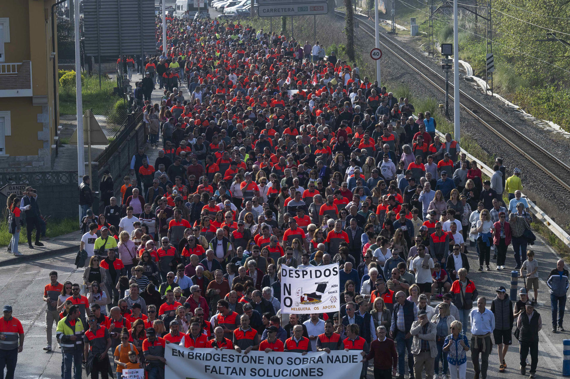 Manifestación de los trabajadores de Bridgestone en rechazo a los despidos anunciados en la planta que la multinacional tiene en Puente San Miguel, este martes durante la primera jornada de huelga. EFE/Pedro Puente