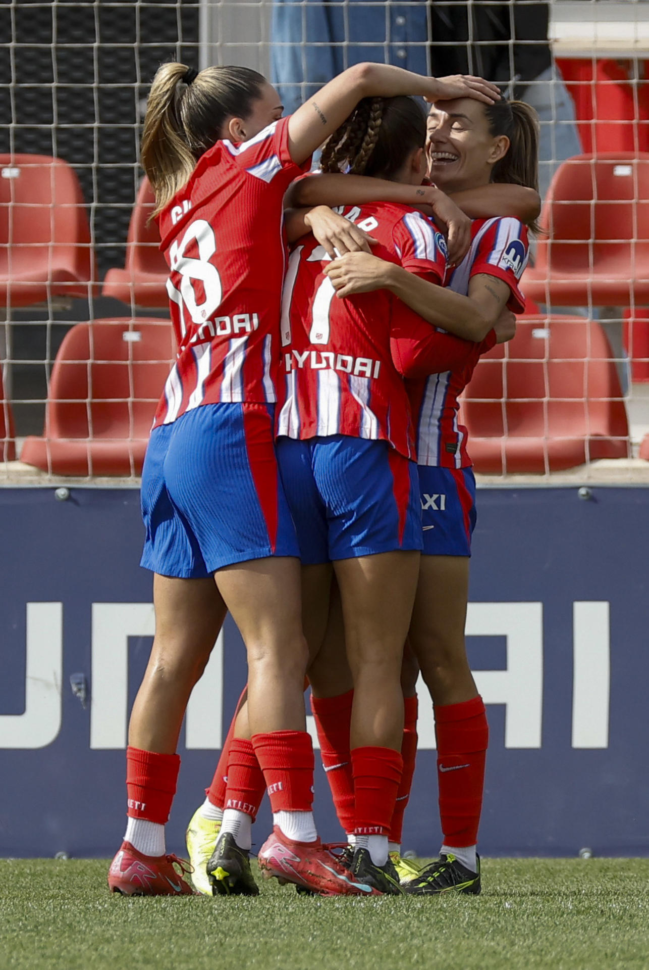 Las jugadoras del Atlético de Madrid celebran el primer gol del equipo anotado por Ainhoa Moraza (d) este viernes, durante el partido de la jornada 26 de la Liga F, entre el Atlético de Madrid y el Costa Adeje Tenerife Egatesa, celebrado en Alcalá de Henares (Comunidad de Madrid).EFE/ Chema Moya