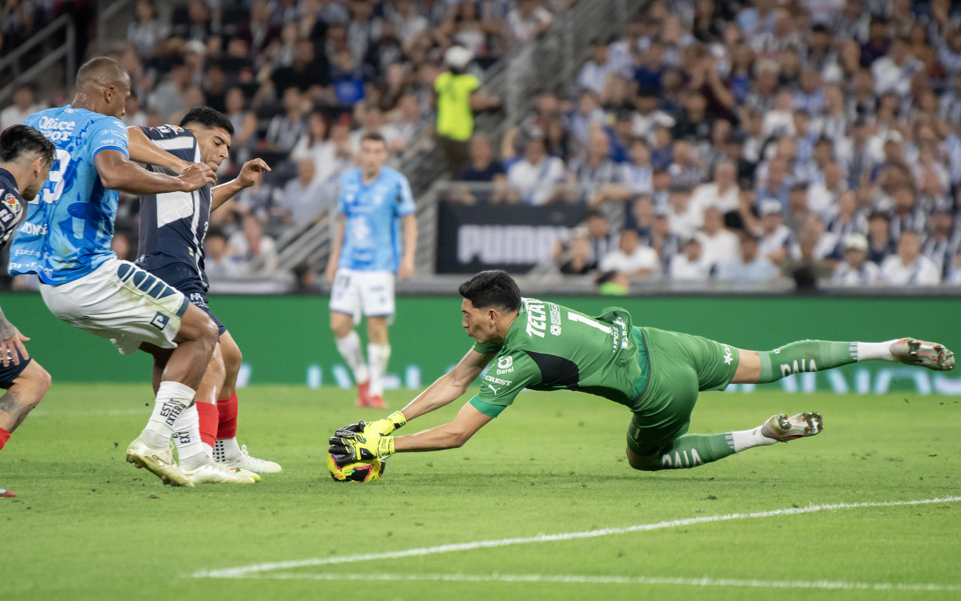 - Esteban Andrada (d) portero de Monterrey detiene el balón ante Salomon Rondon (i) de Pachuca este domingo durante el partido correspondiente al Play In 1 del Torneo Clausura 2025, celebrado en el estadio BBVA de la ciudad de Monterrey (México). EFE/Miguel Sierra
